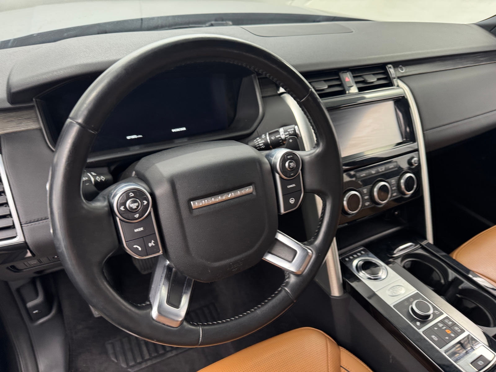 Thumbnail: 2018 Land Rover Discovery - 4