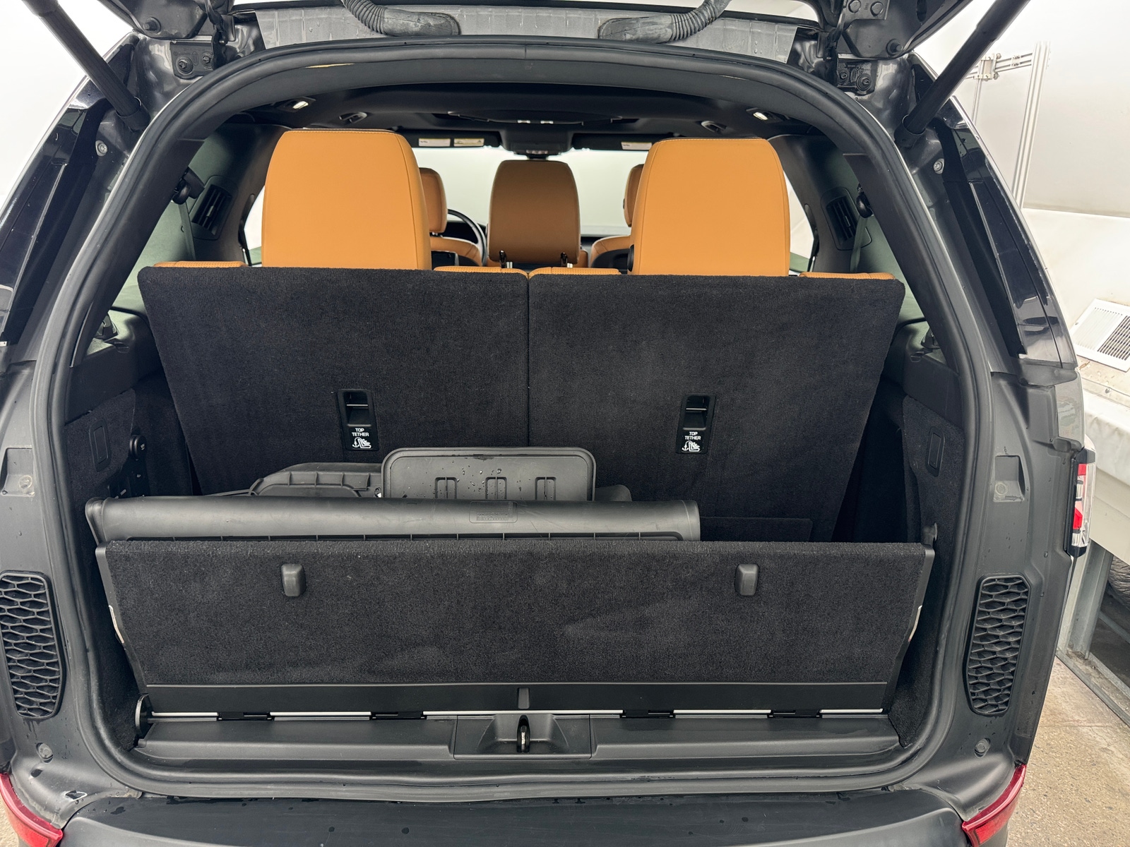 Thumbnail: 2018 Land Rover Discovery - 6