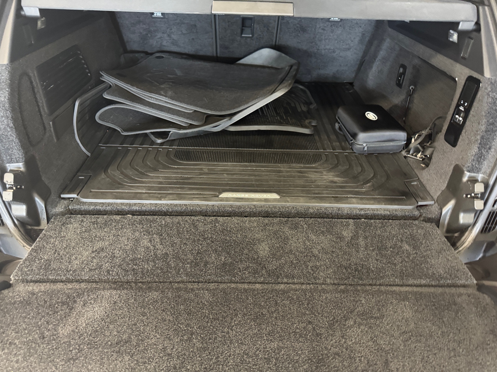 Thumbnail: 2023 Land Rover Range Rover - 6