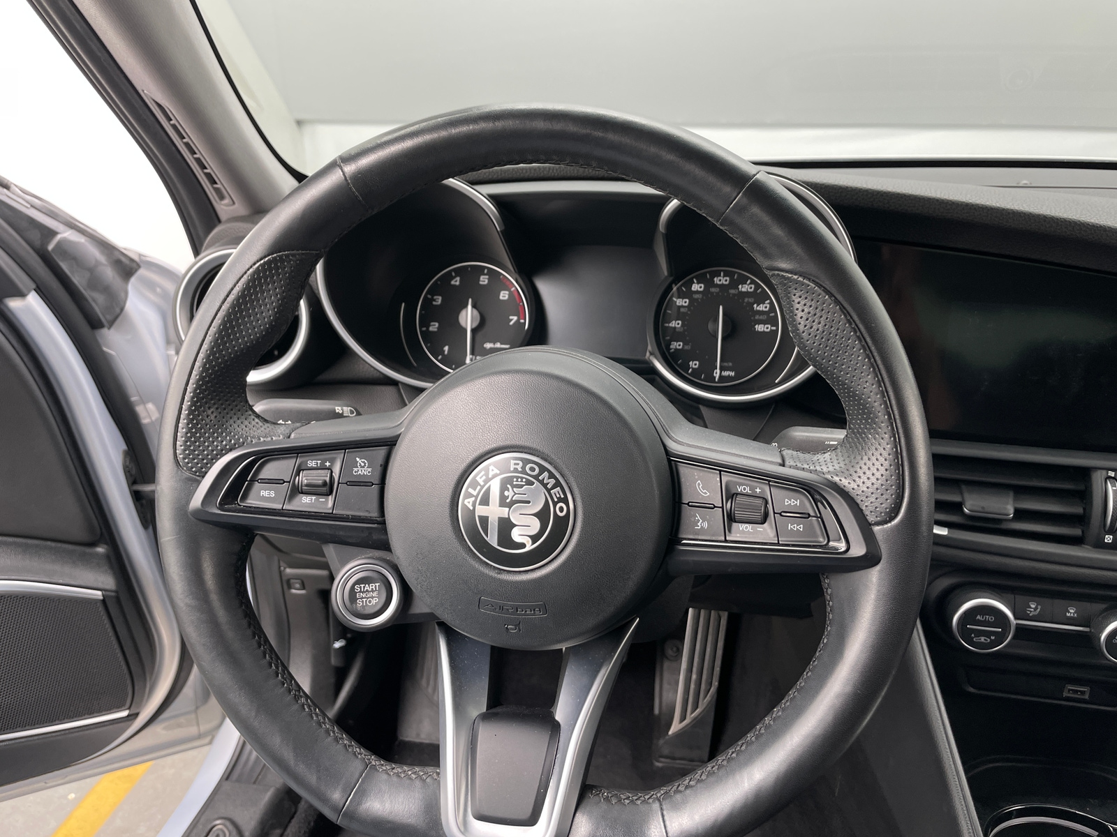 Thumbnail: 2020 Alfa Romeo Giulia - 4