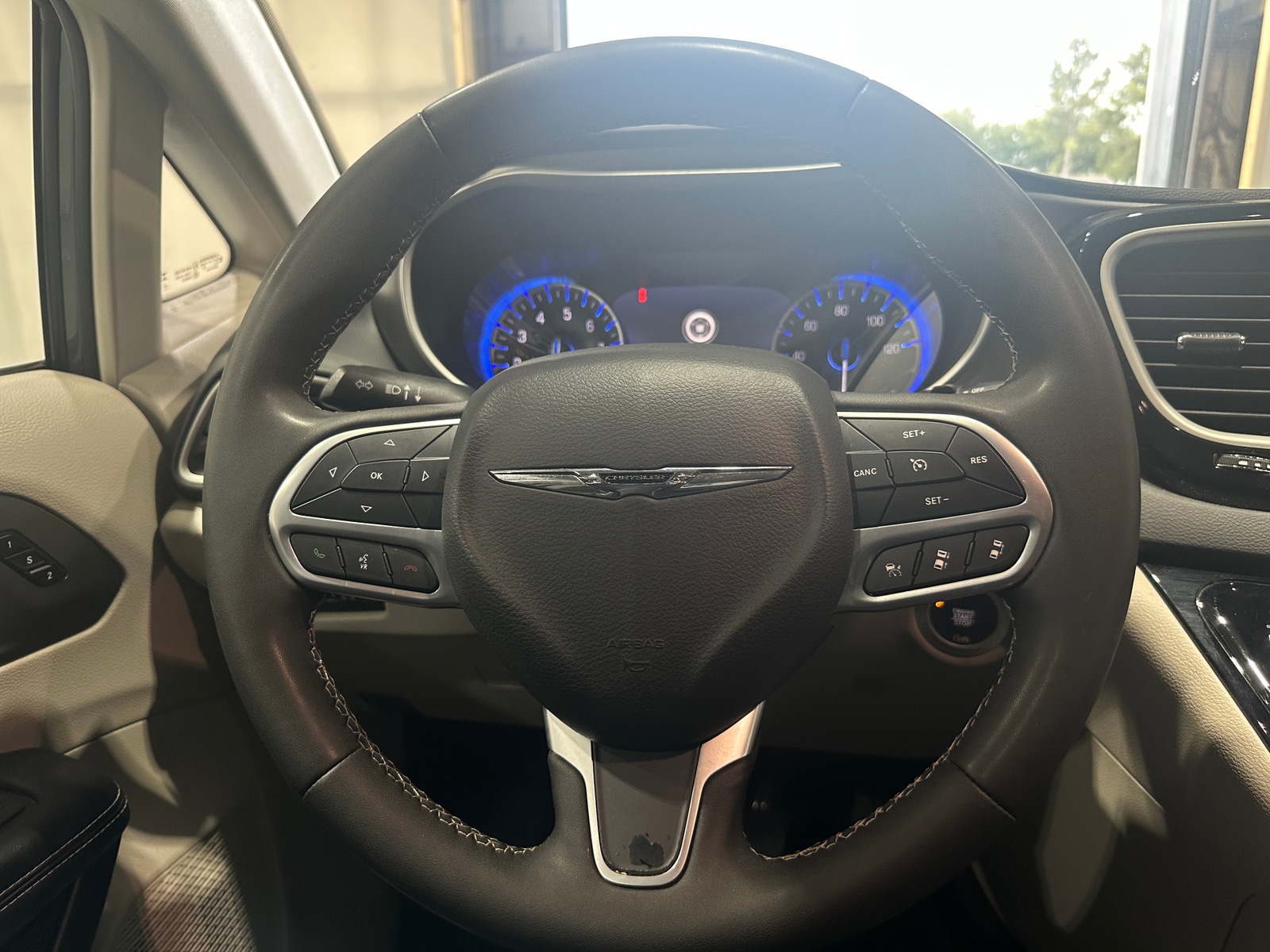 Thumbnail: 2023 Chrysler Pacifica - 4