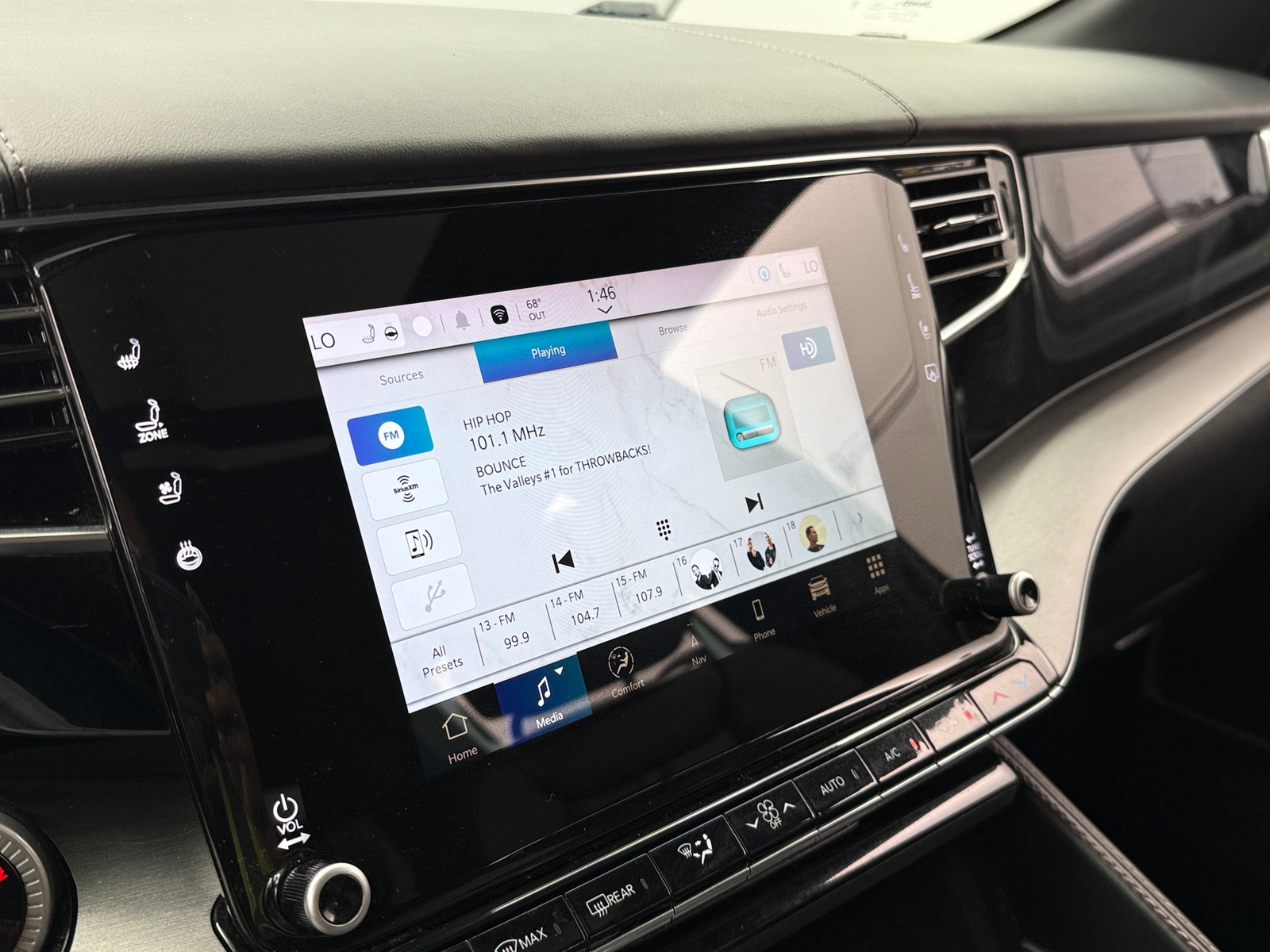 Thumbnail: 2023 Jeep Wagoneer - 3