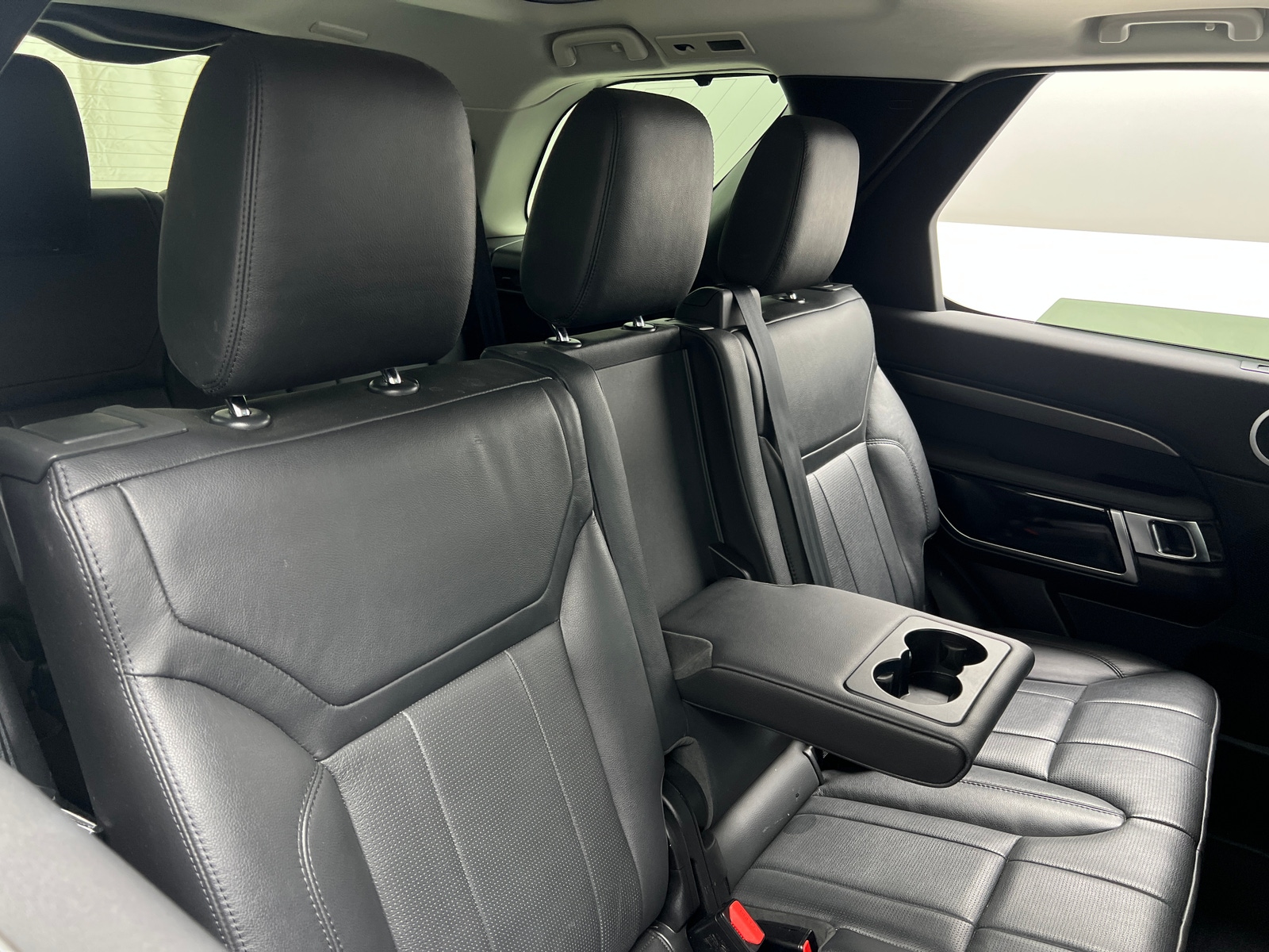 Thumbnail: 2018 Land Rover Discovery - 5