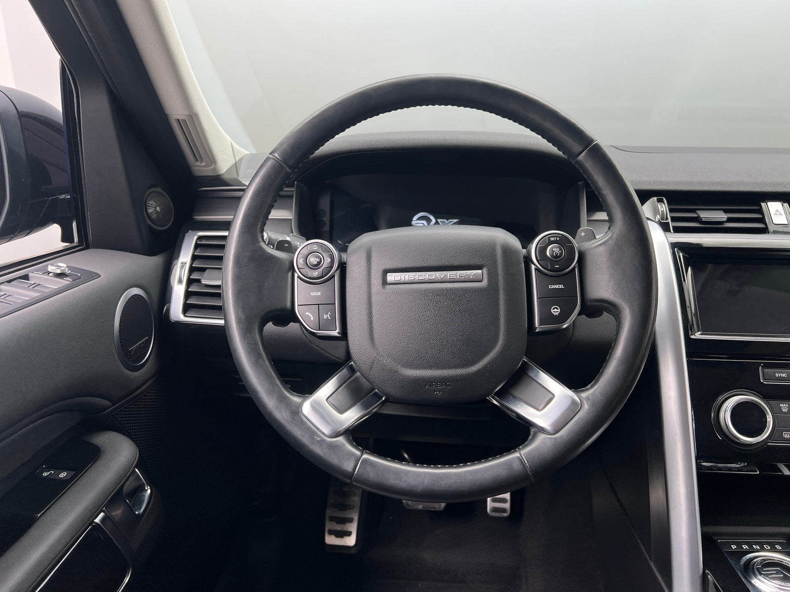 Thumbnail: 2018 Land Rover Discovery - 4