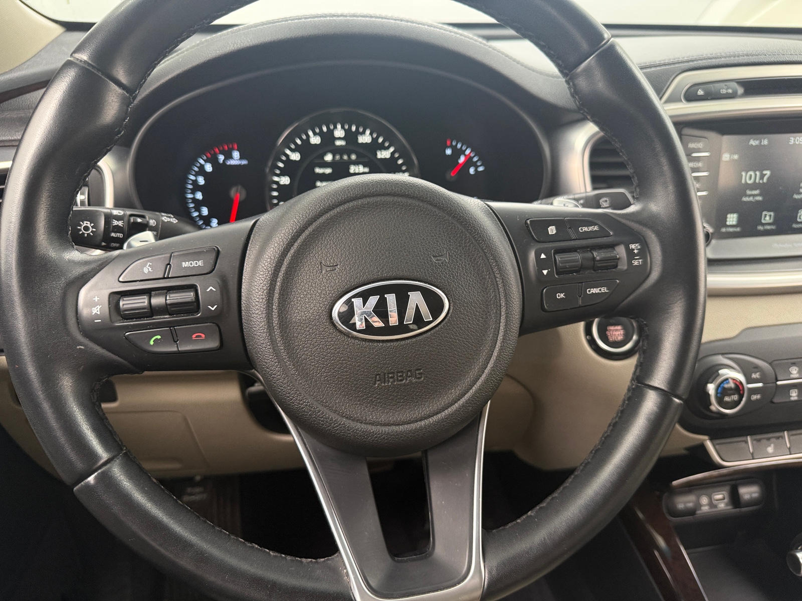 Thumbnail: 2017 Kia Sorento - 4