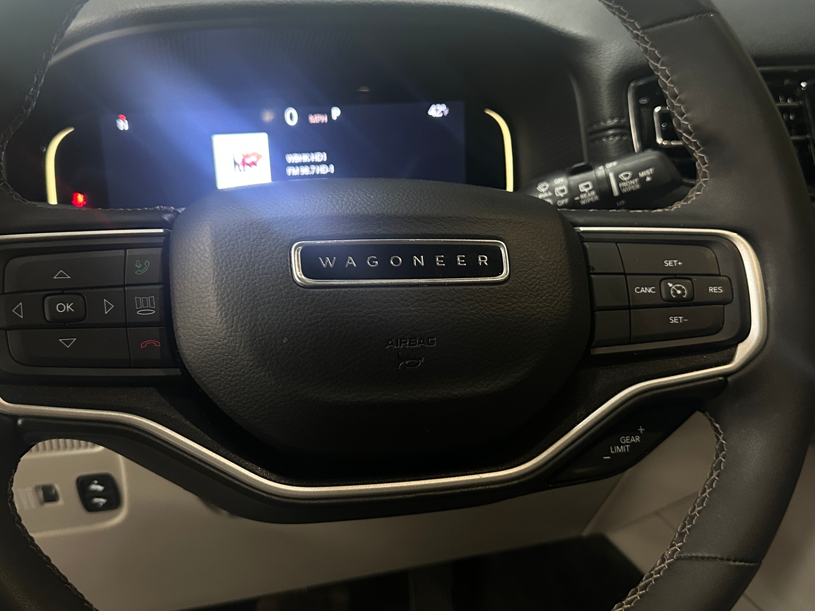 Thumbnail: 2022 Jeep Wagoneer - 4
