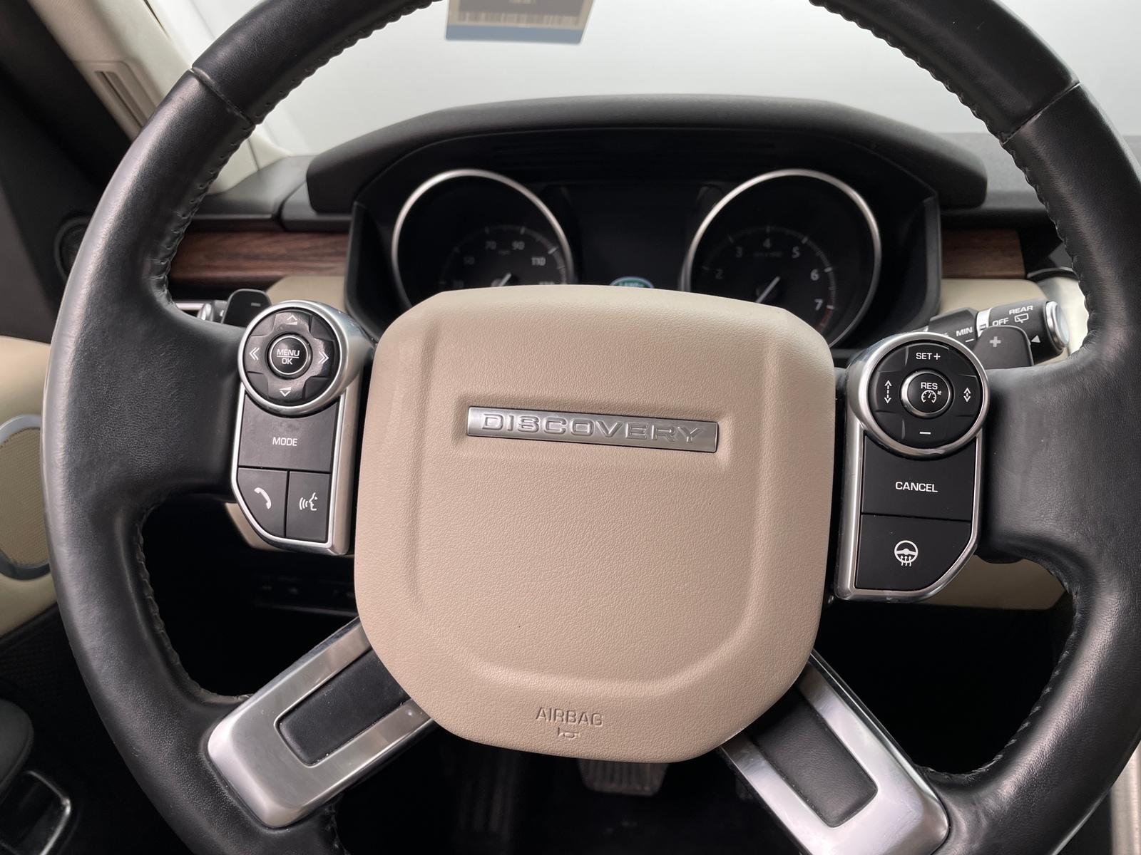 Thumbnail: 2017 Land Rover Discovery - 4