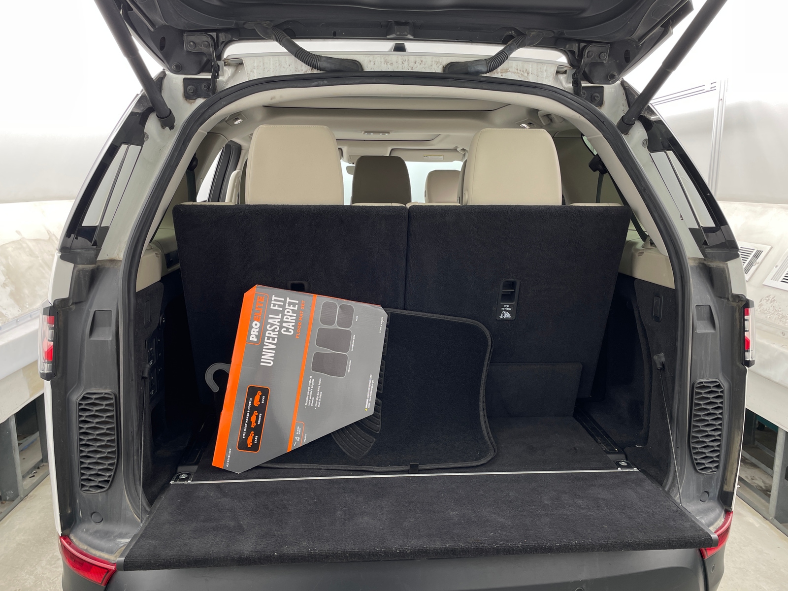 Thumbnail: 2017 Land Rover Discovery - 6