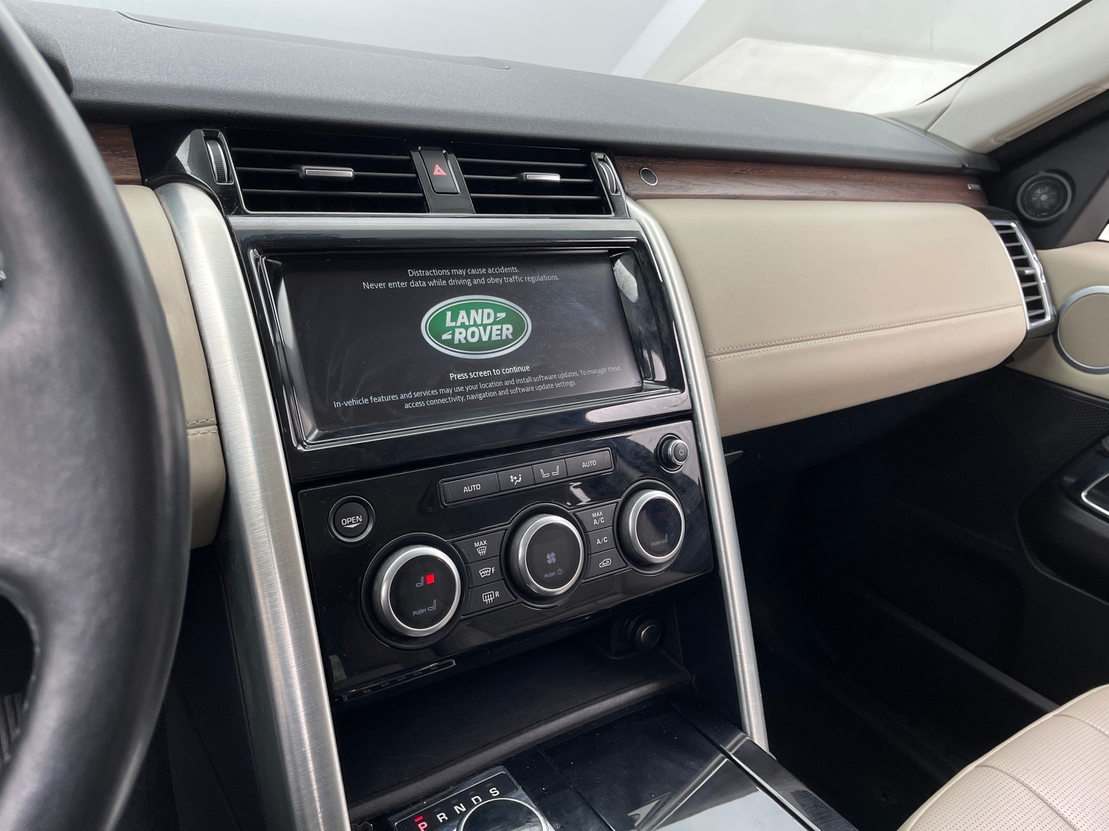 Thumbnail: 2017 Land Rover Discovery - 3