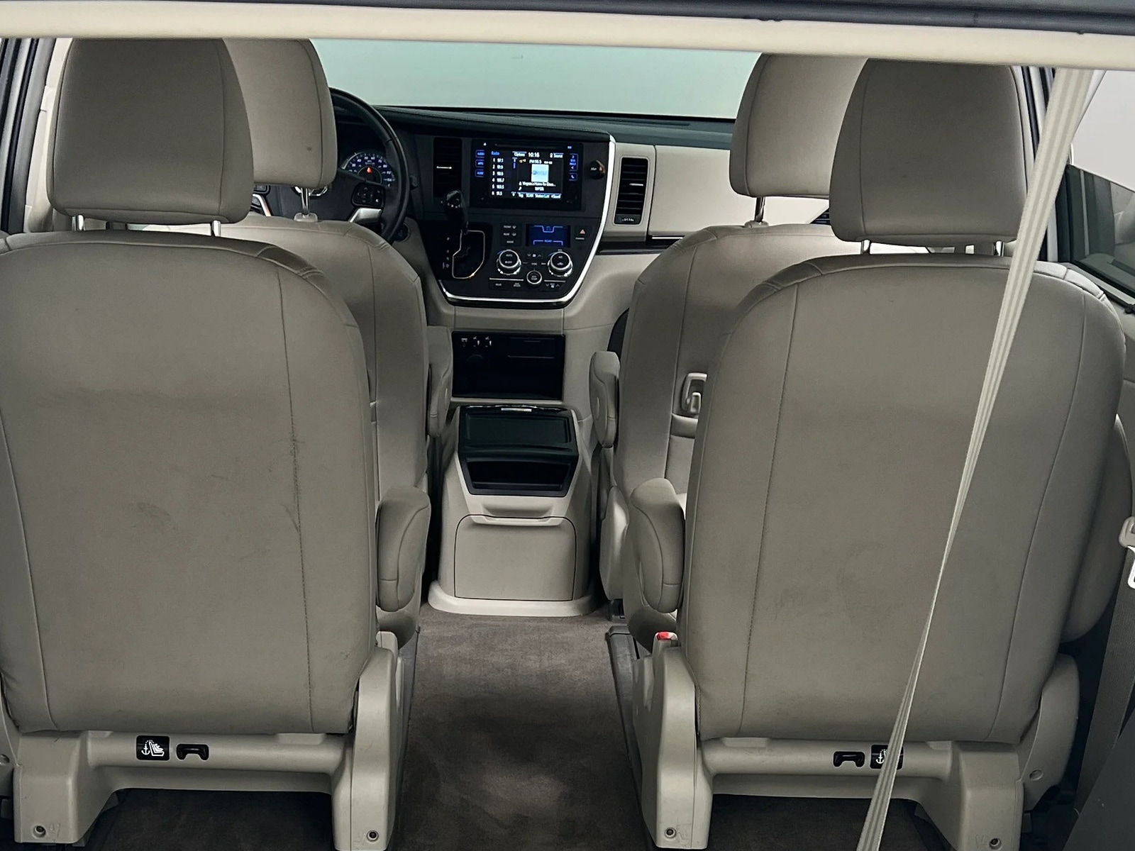 Thumbnail: 2017 Toyota Sienna - 6