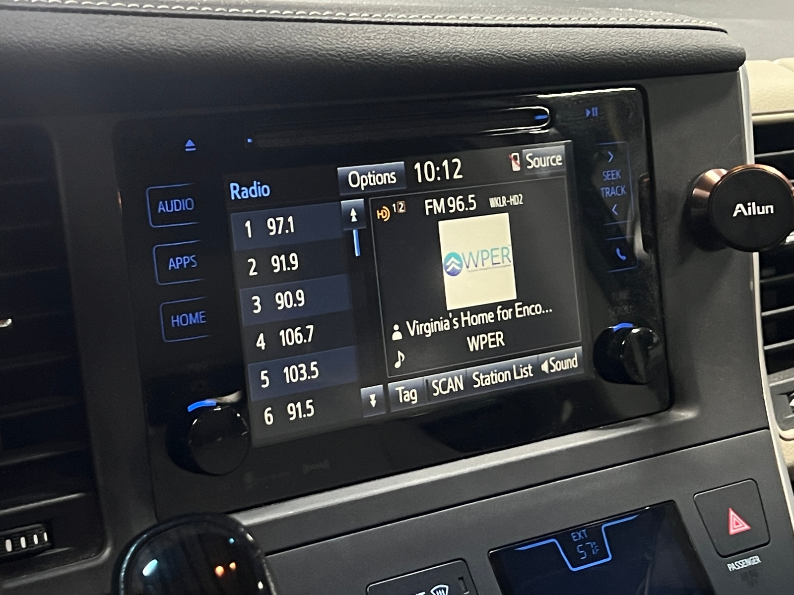 Thumbnail: 2017 Toyota Sienna - 3