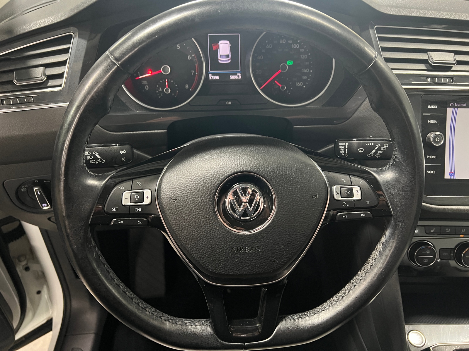 Thumbnail: 2018 Volkswagen Tiguan - 4