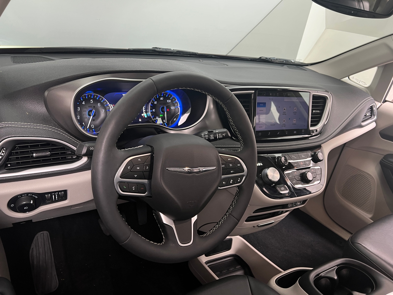 Thumbnail: 2022 Chrysler Pacifica - 2