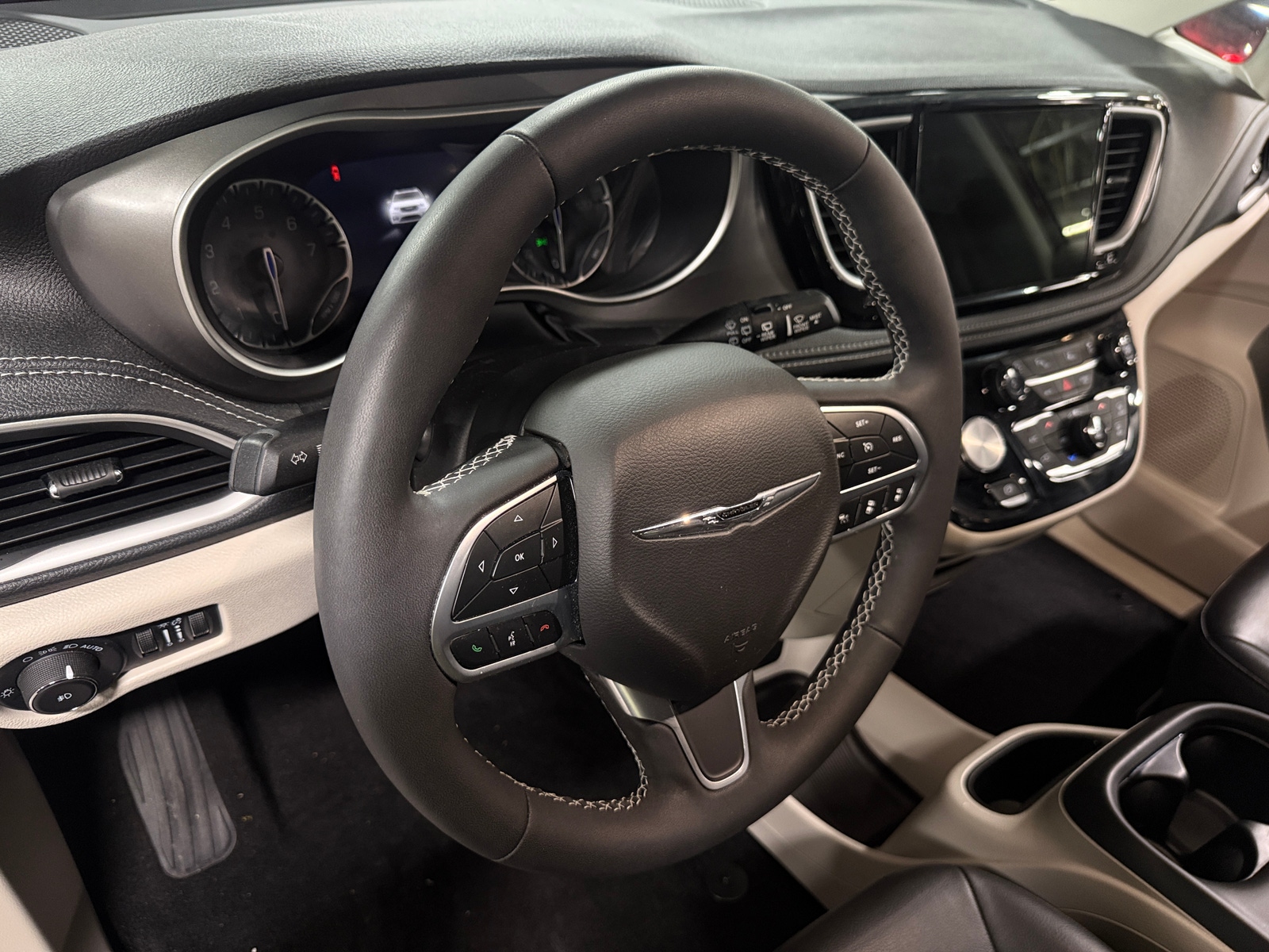 Thumbnail: 2022 Chrysler Pacifica - 4