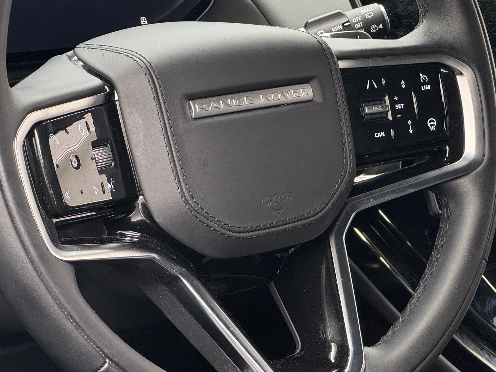 Thumbnail: 2025 Land Rover Range Rover Sport - 4