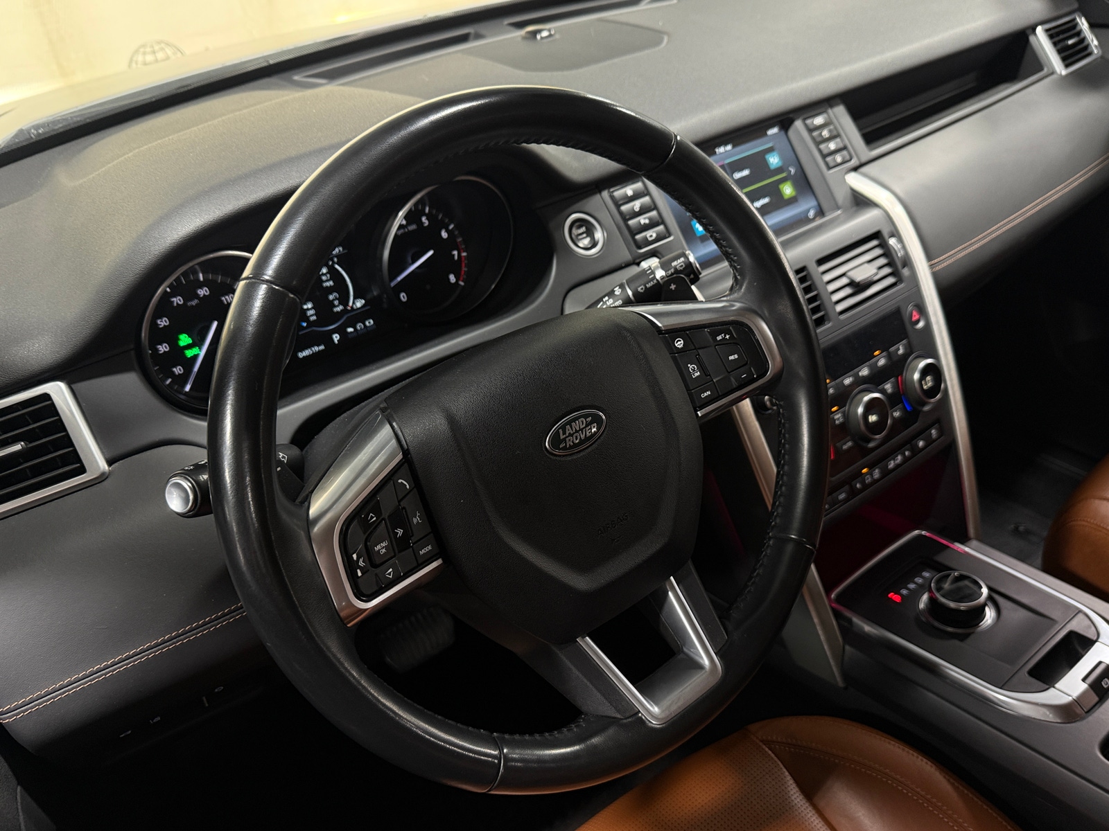 Thumbnail: 2017 Land Rover Discovery Sport - 4