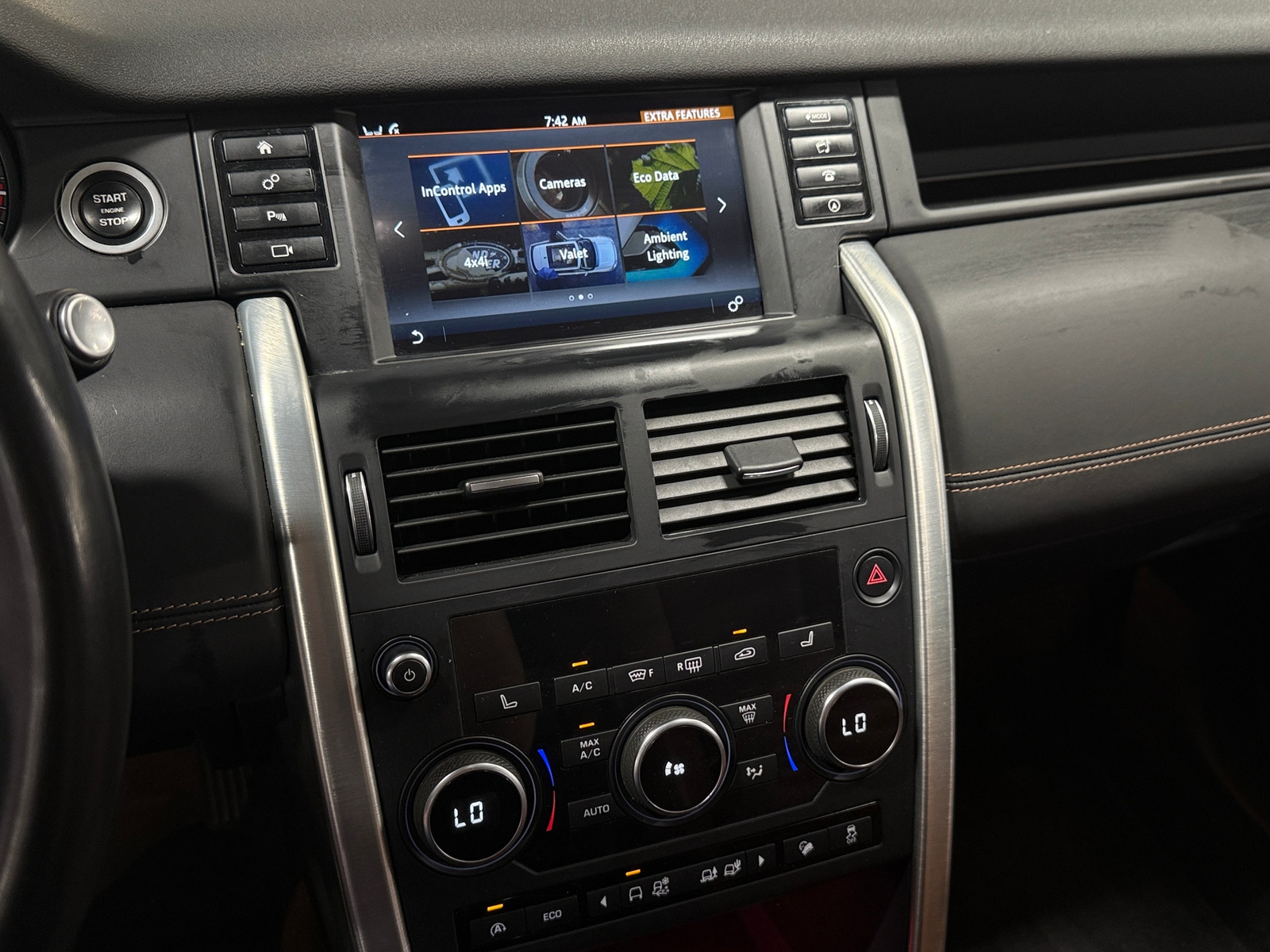 Thumbnail: 2017 Land Rover Discovery Sport - 3