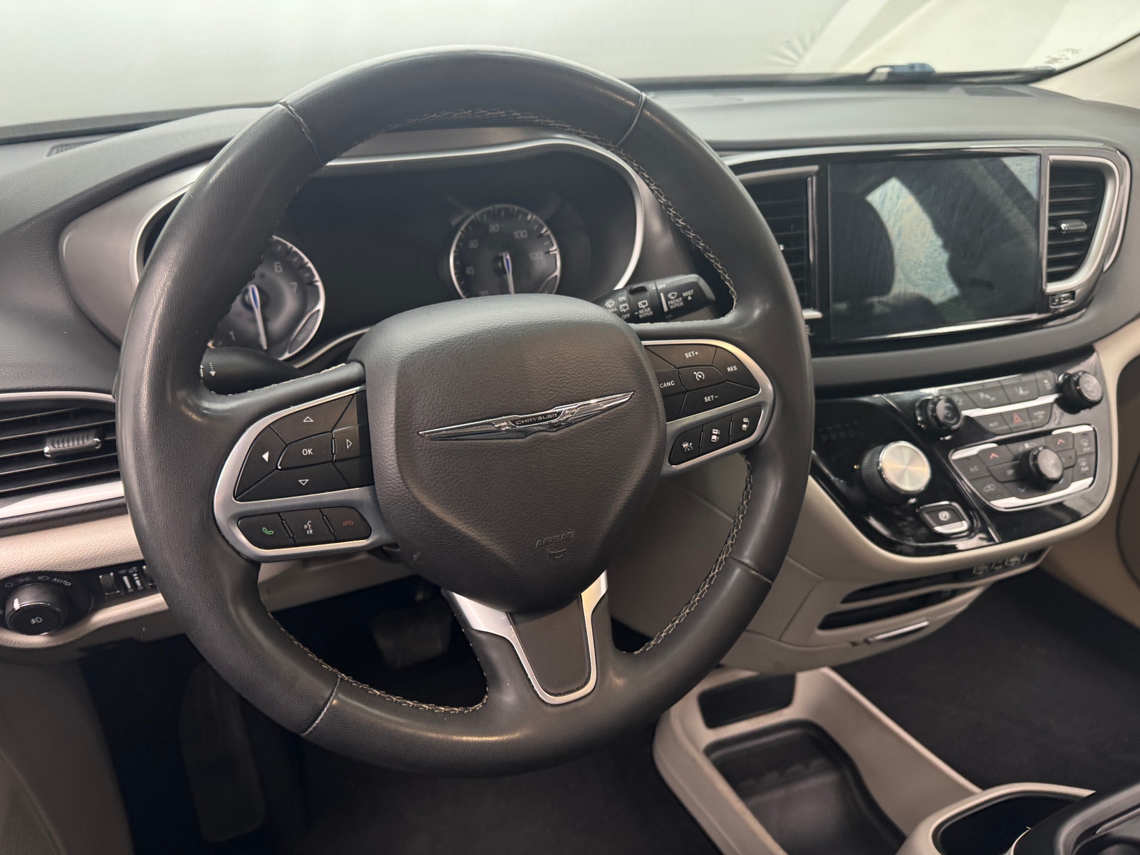 Thumbnail: 2022 Chrysler Pacifica - 4