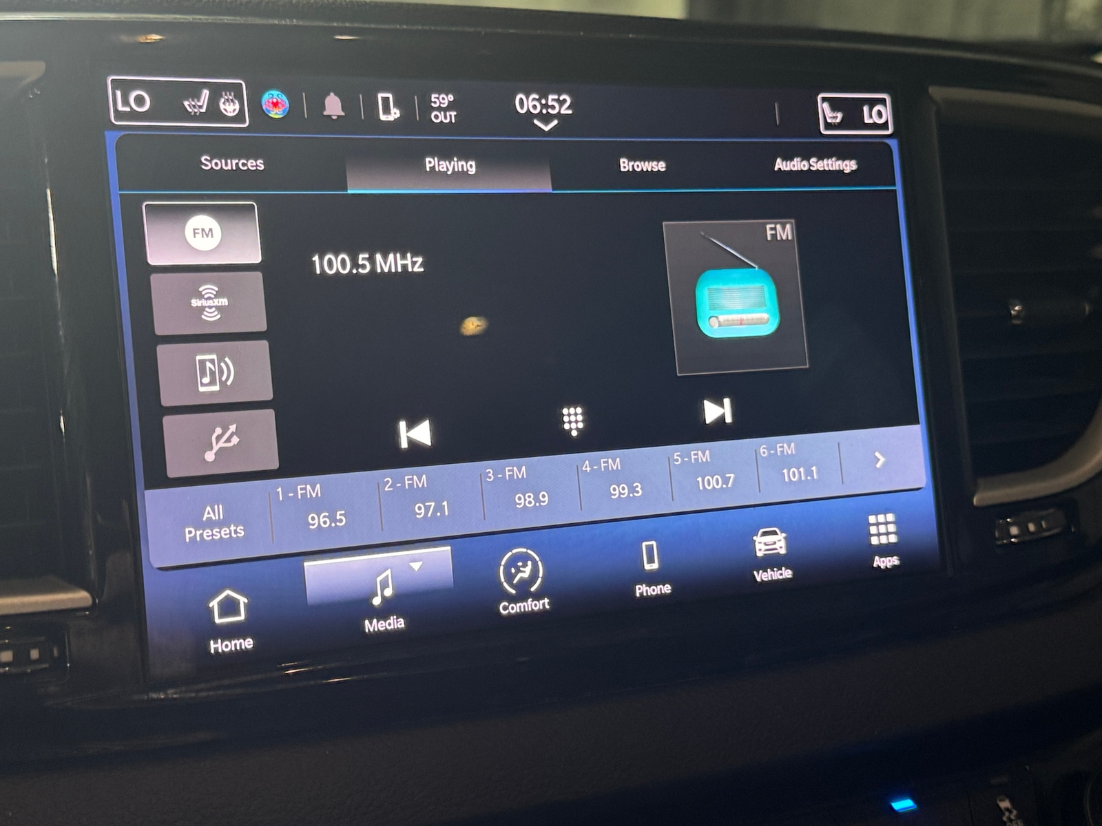Thumbnail: 2022 Chrysler Pacifica - 3