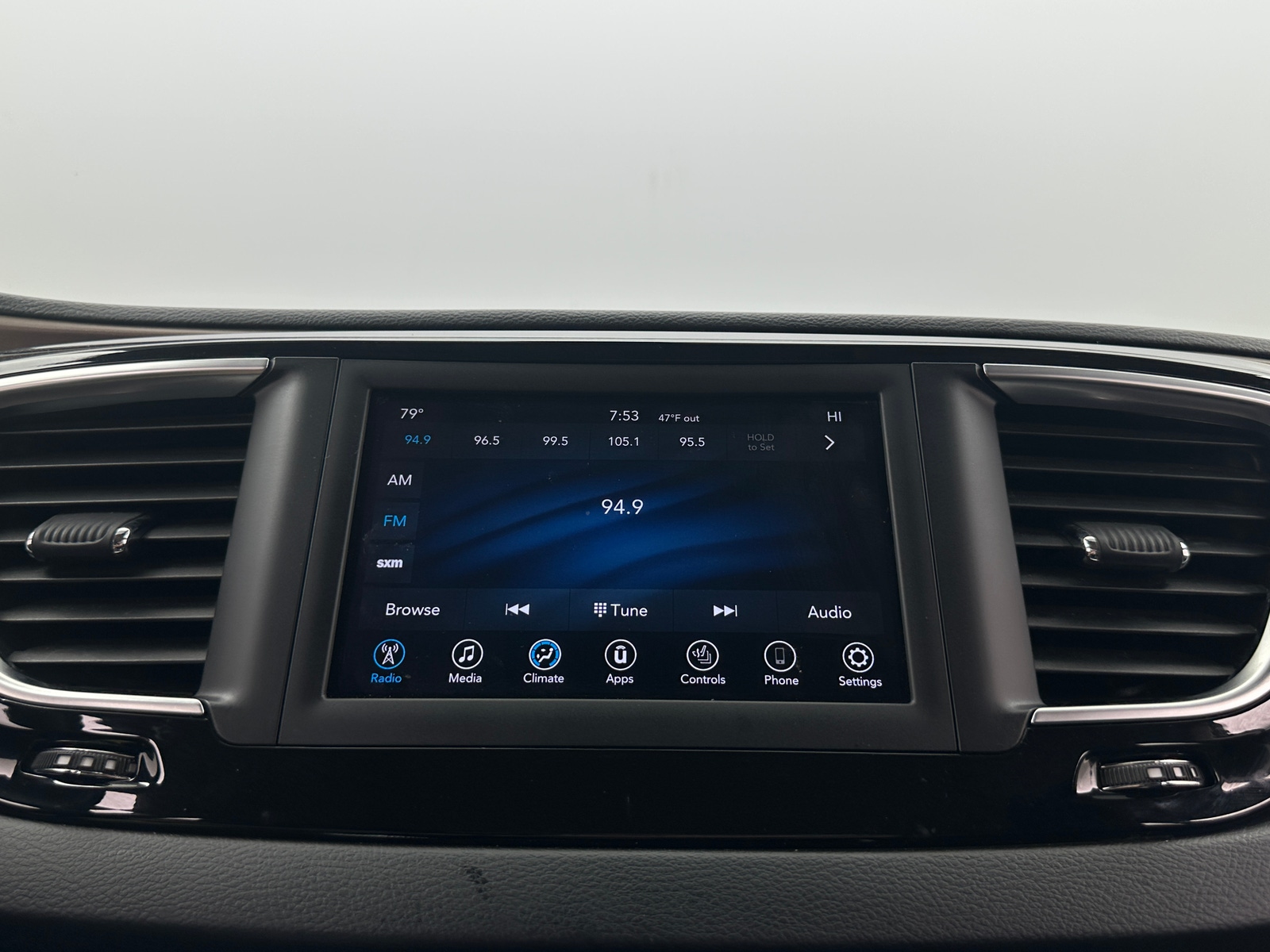 Thumbnail: 2019 Chrysler Pacifica - 3