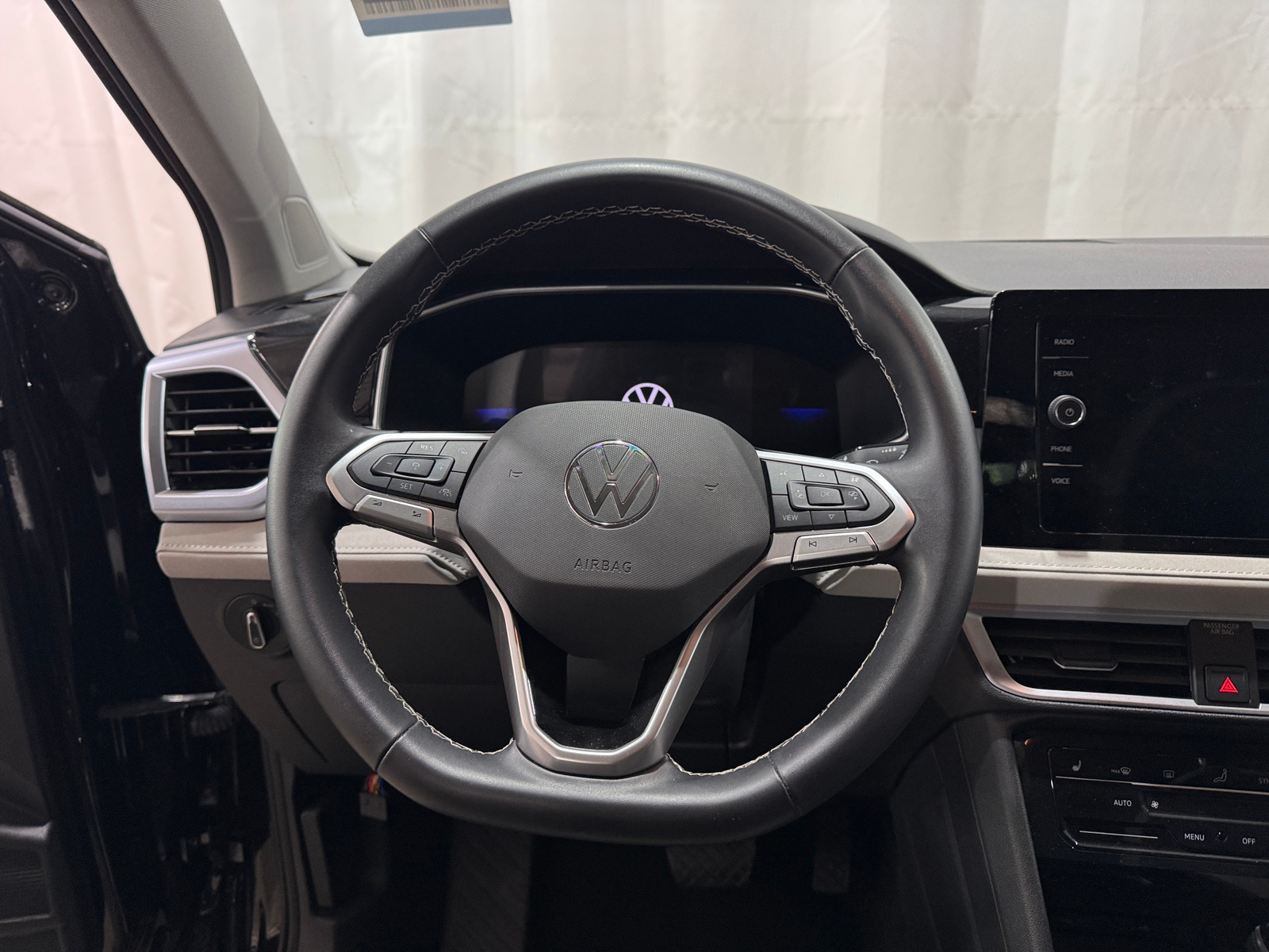Thumbnail: 2025 Volkswagen Taos - 4