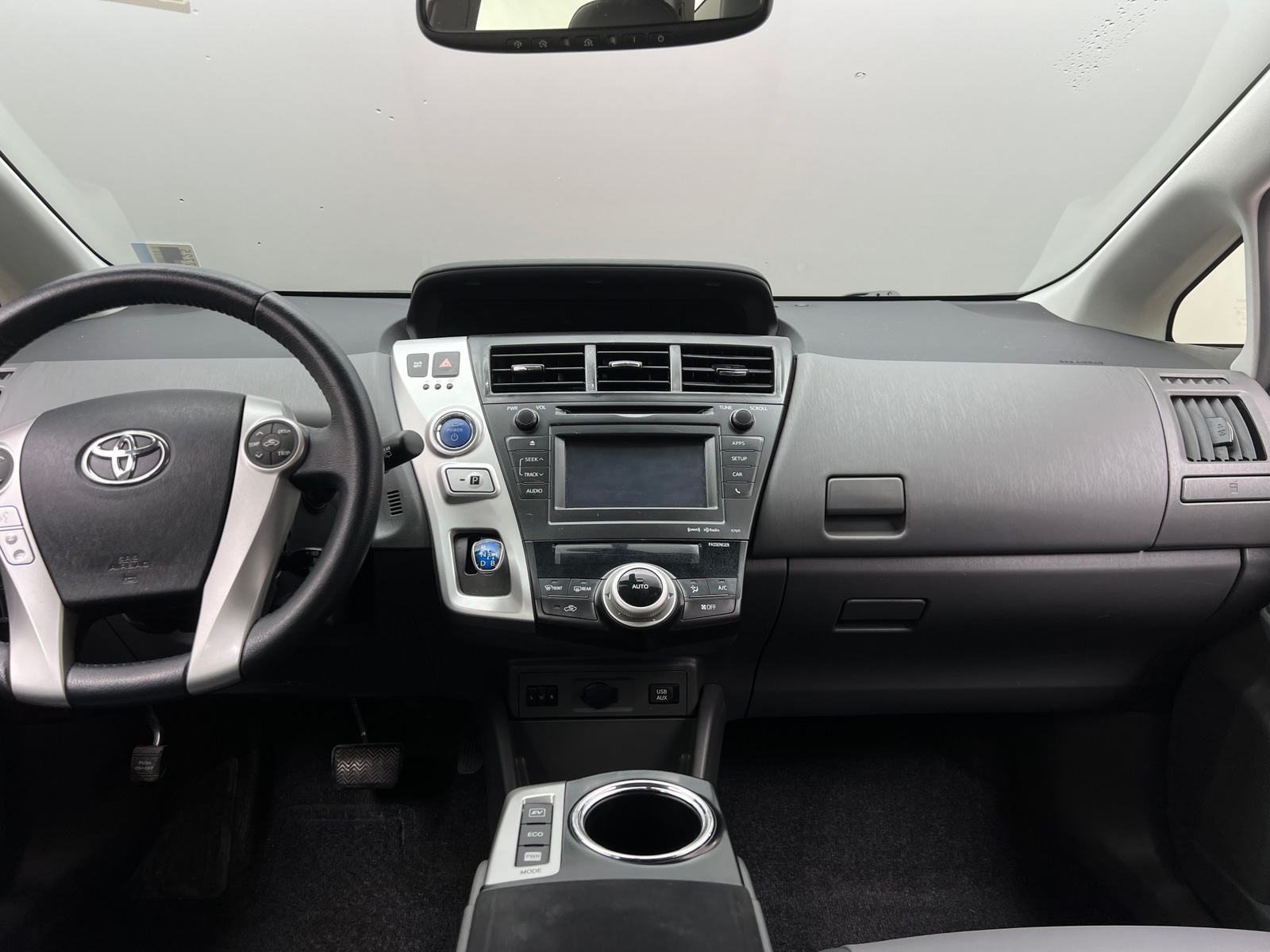 Thumbnail: 2014 Toyota Prius v - 3