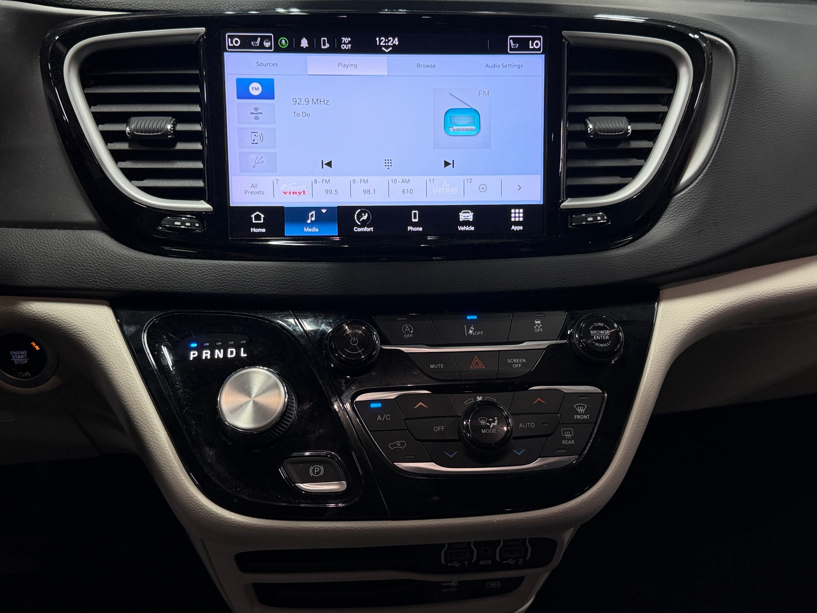 Thumbnail: 2022 Chrysler Pacifica - 3