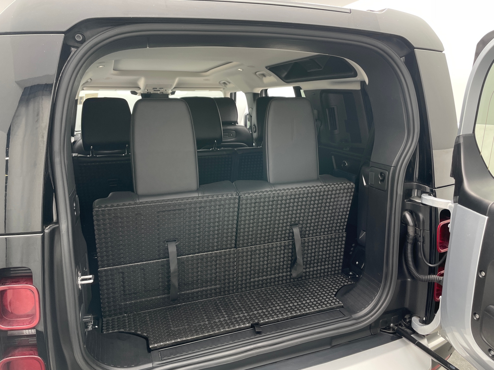 Thumbnail: 2020 Land Rover Defender - 6