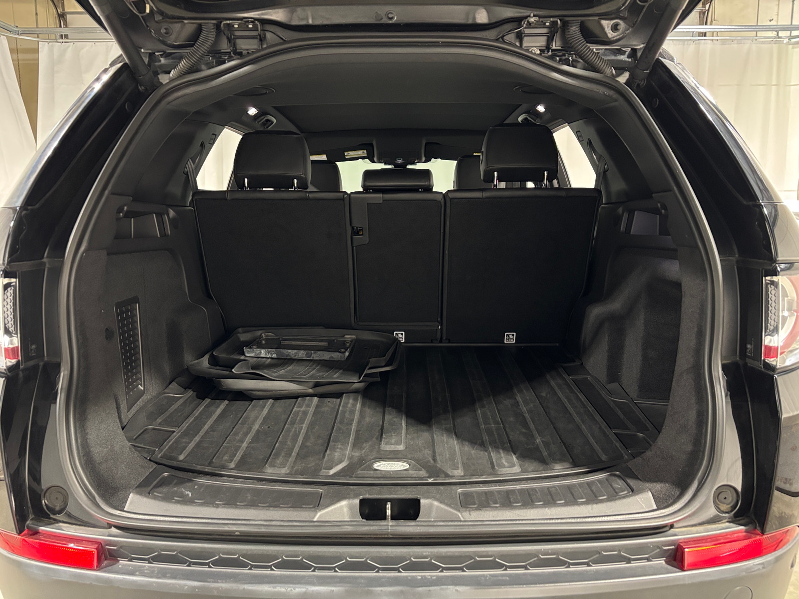 Thumbnail: 2018 Land Rover Discovery Sport - 6