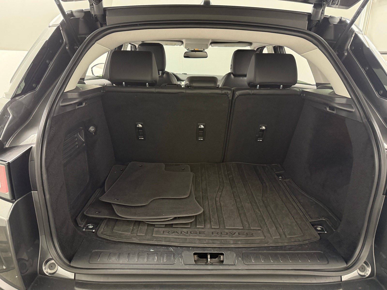 Thumbnail: 2017 Land Rover Range Rover Evoque - 6