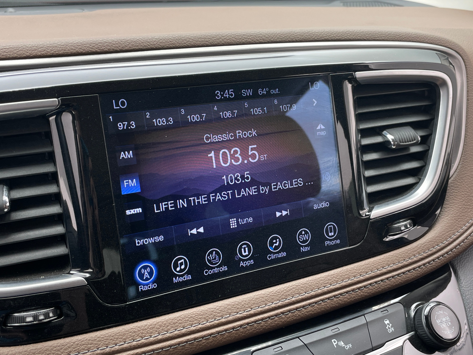 Thumbnail: 2017 Chrysler Pacifica - 3