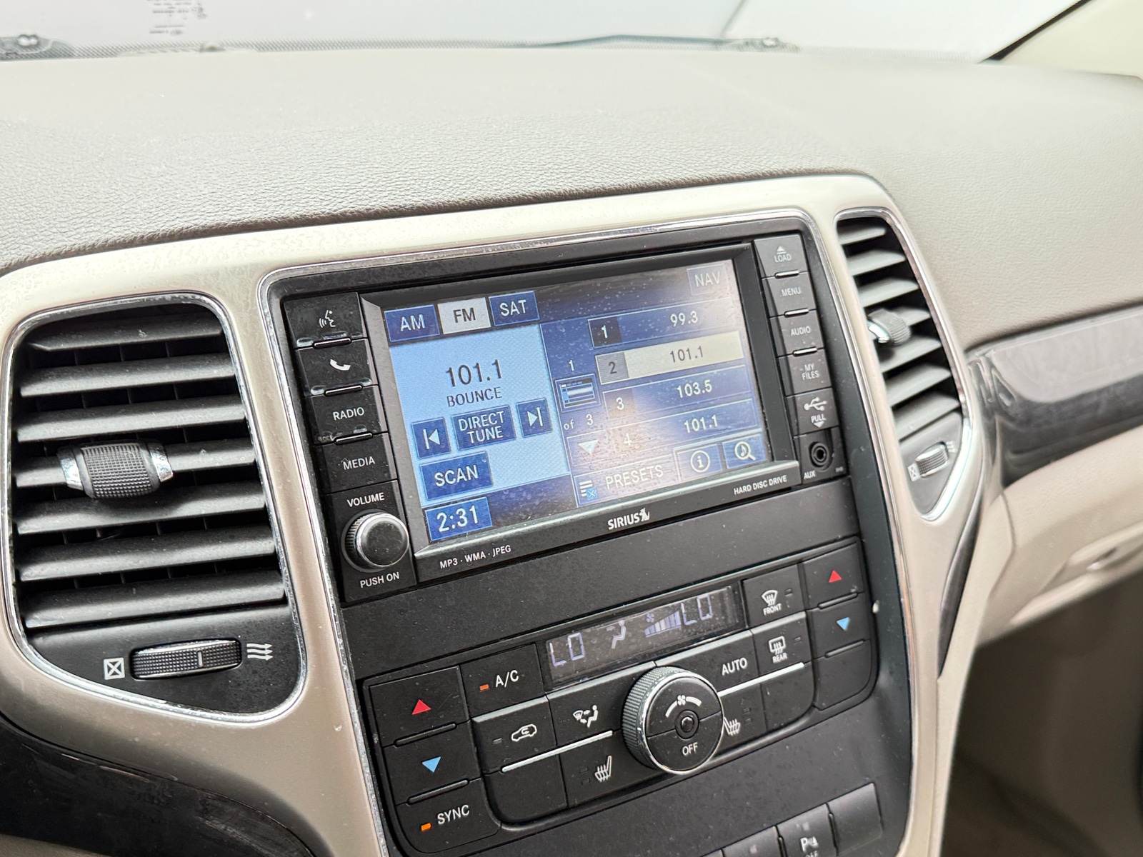 Thumbnail: 2011 Jeep Grand Cherokee - 3