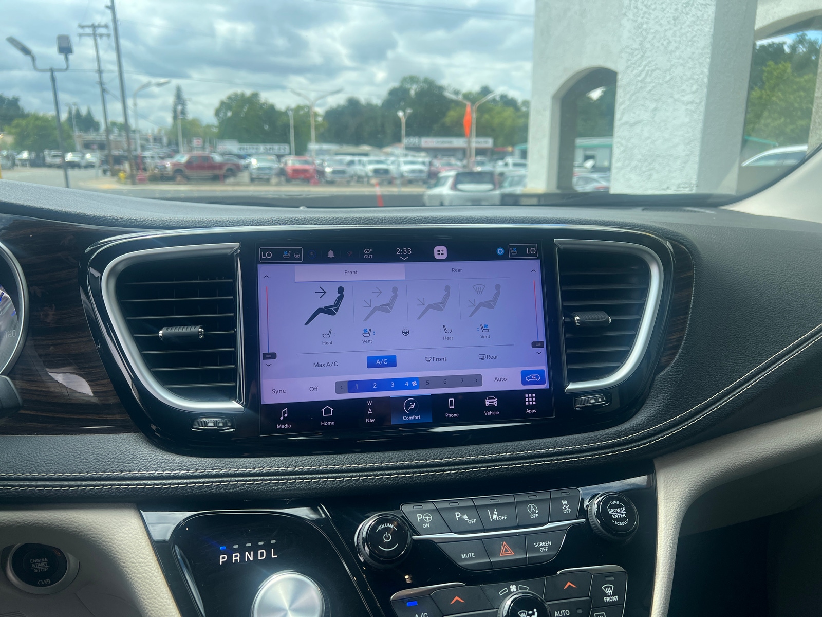 Thumbnail: 2022 Chrysler Pacifica - 3