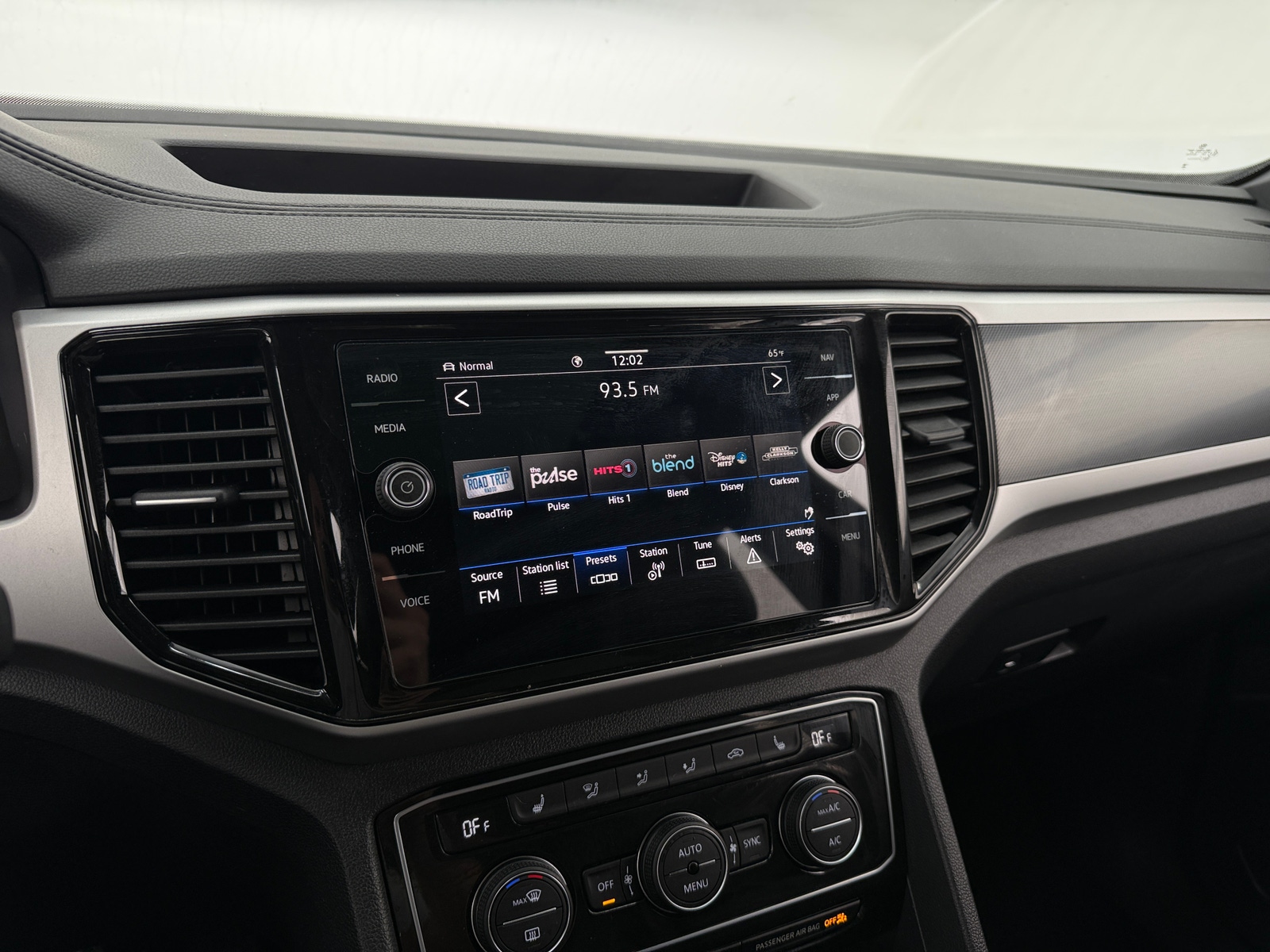 Thumbnail: 2023 Volkswagen Atlas - 3