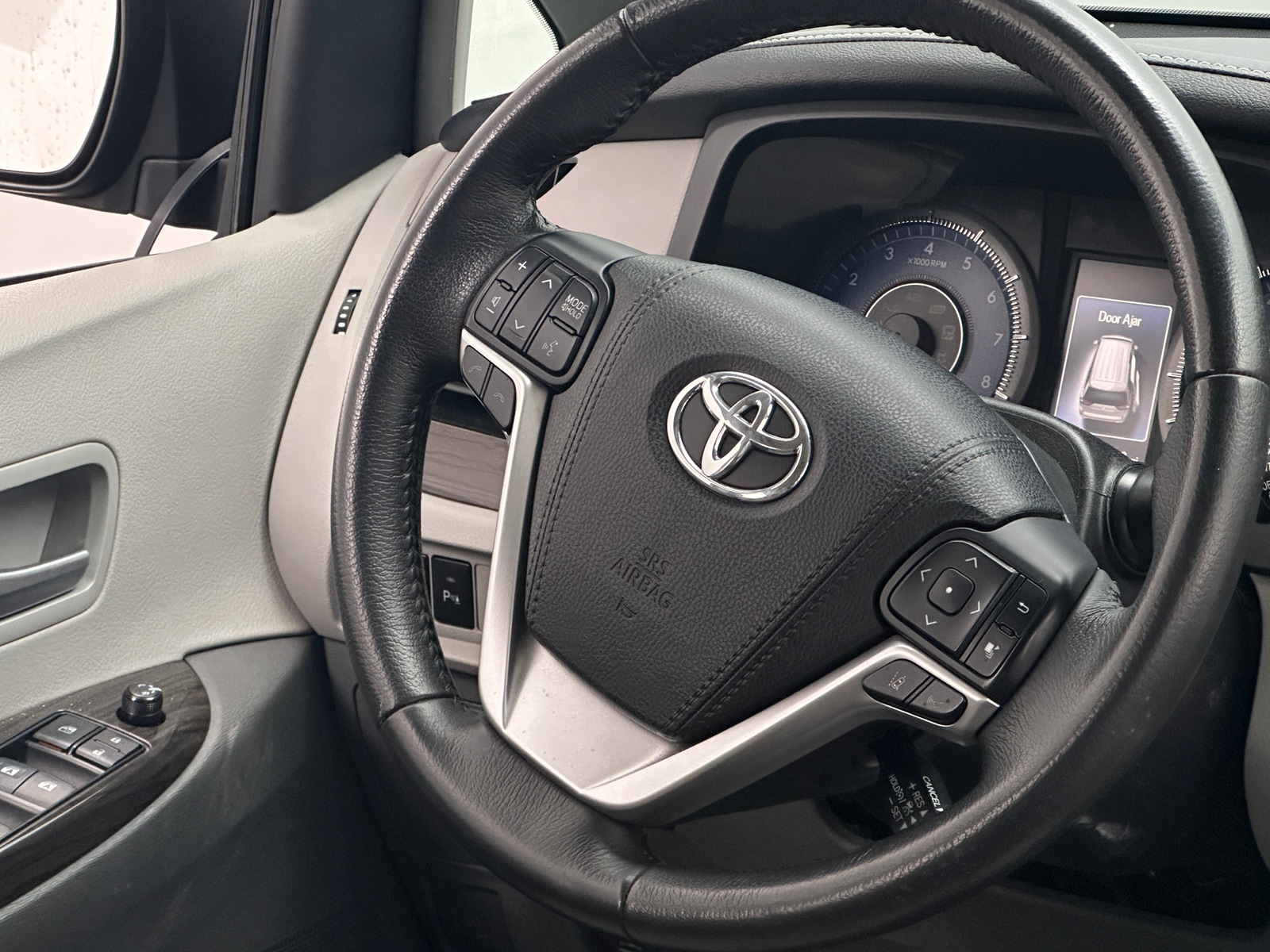 Thumbnail: 2018 Toyota Sienna - 4