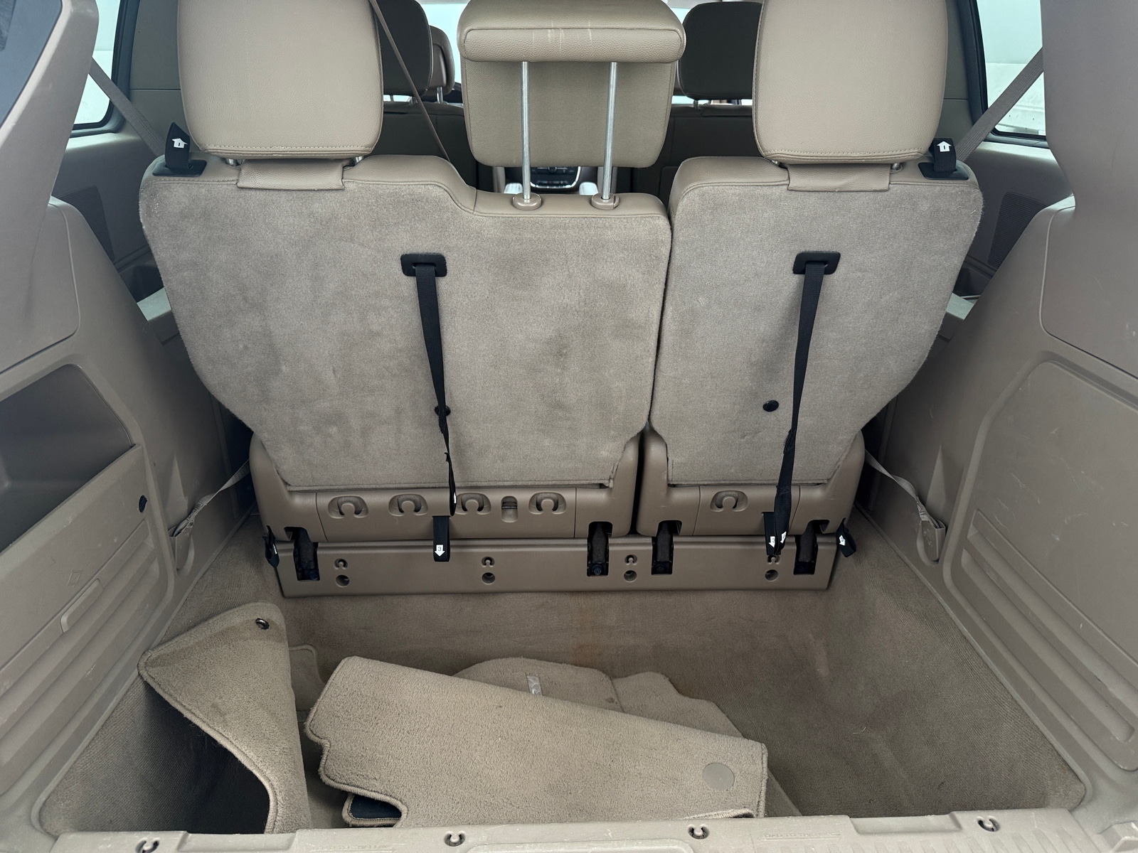 Thumbnail: 2016 Chrysler Town & Country - 6