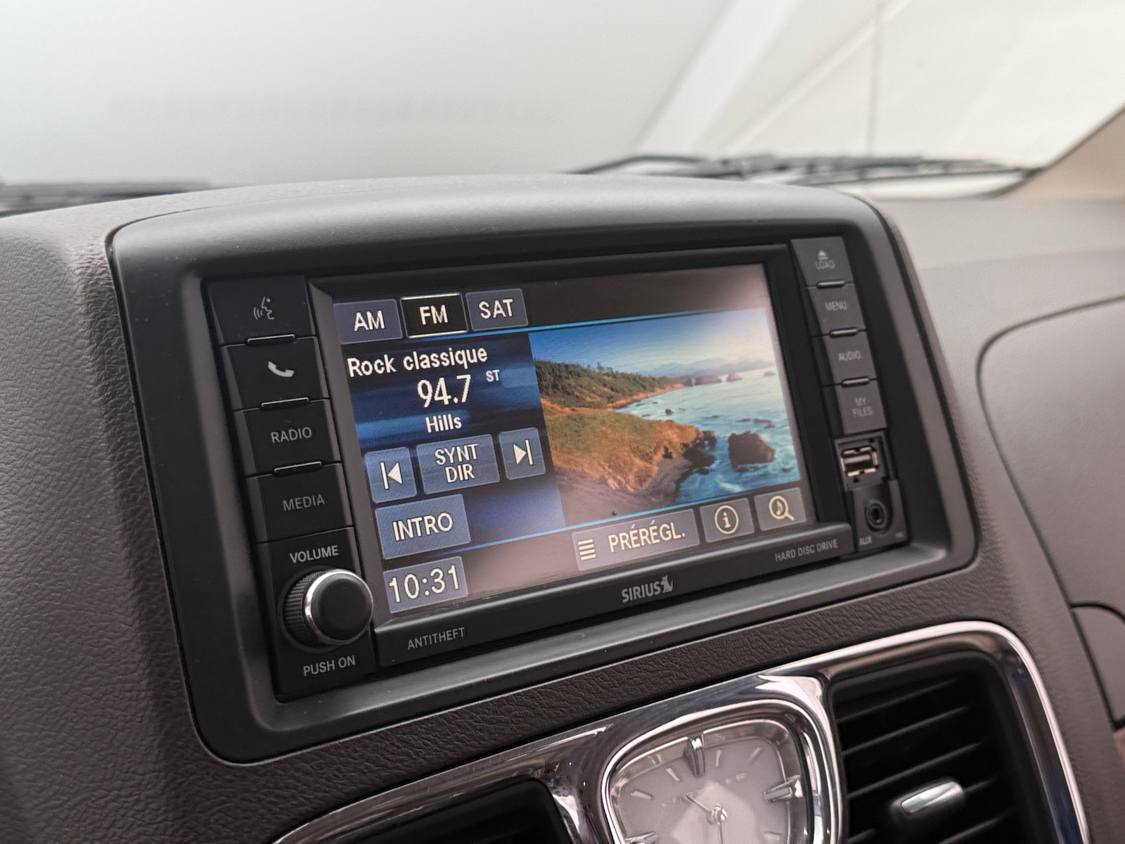 Thumbnail: 2016 Chrysler Town & Country - 3