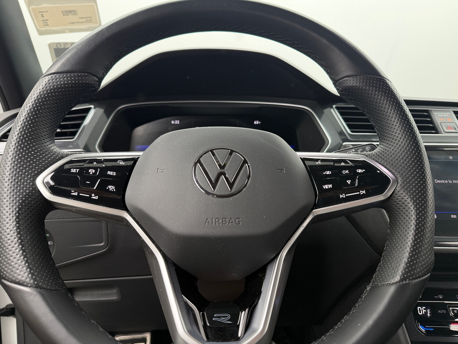 Thumbnail: 2023 Volkswagen Tiguan - 4