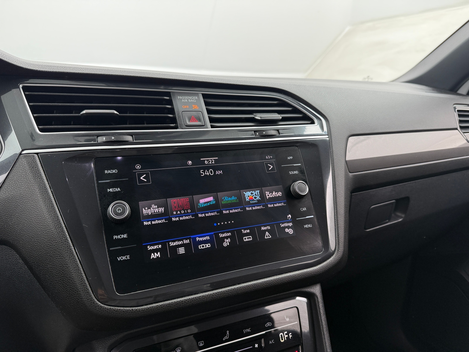 Thumbnail: 2023 Volkswagen Tiguan - 3