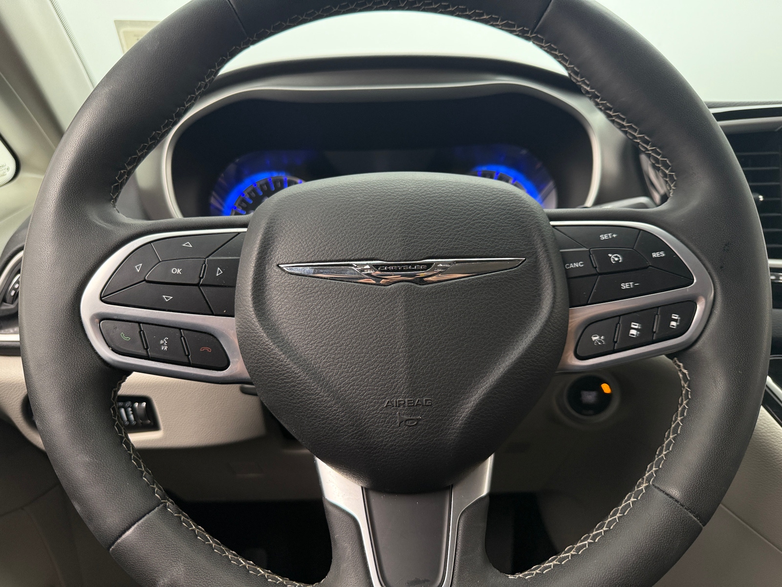 Thumbnail: 2023 Chrysler Pacifica - 4