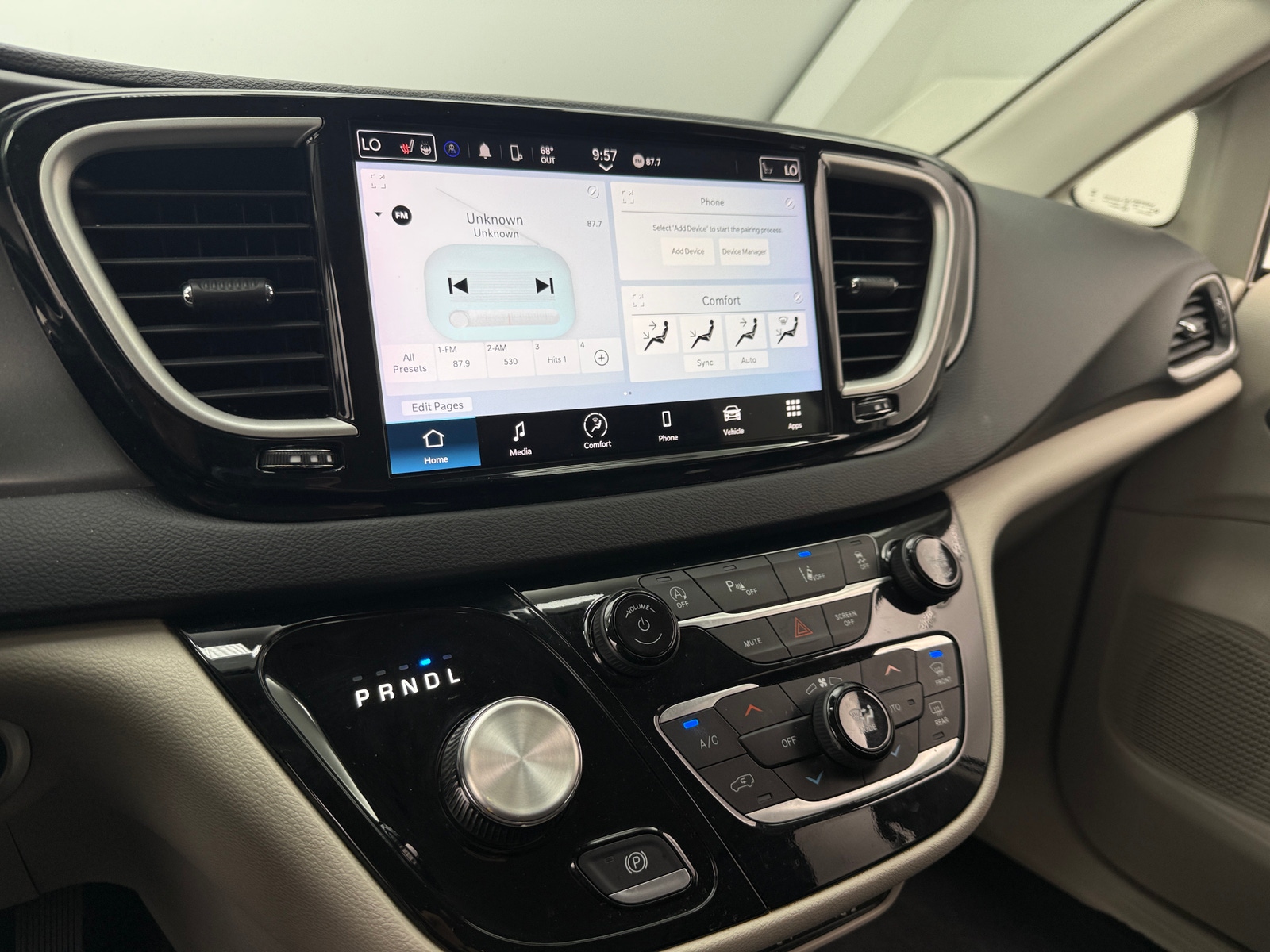 Thumbnail: 2023 Chrysler Pacifica - 3