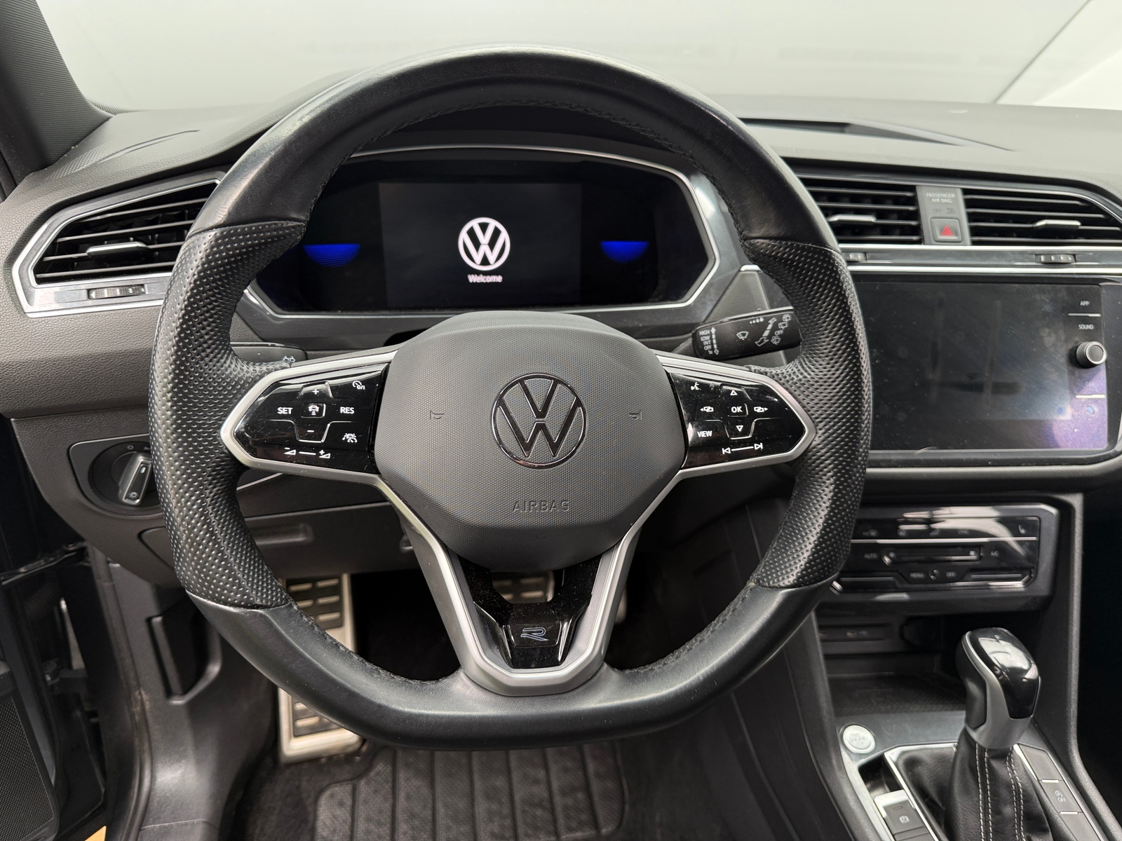 Thumbnail: 2022 Volkswagen Tiguan - 4