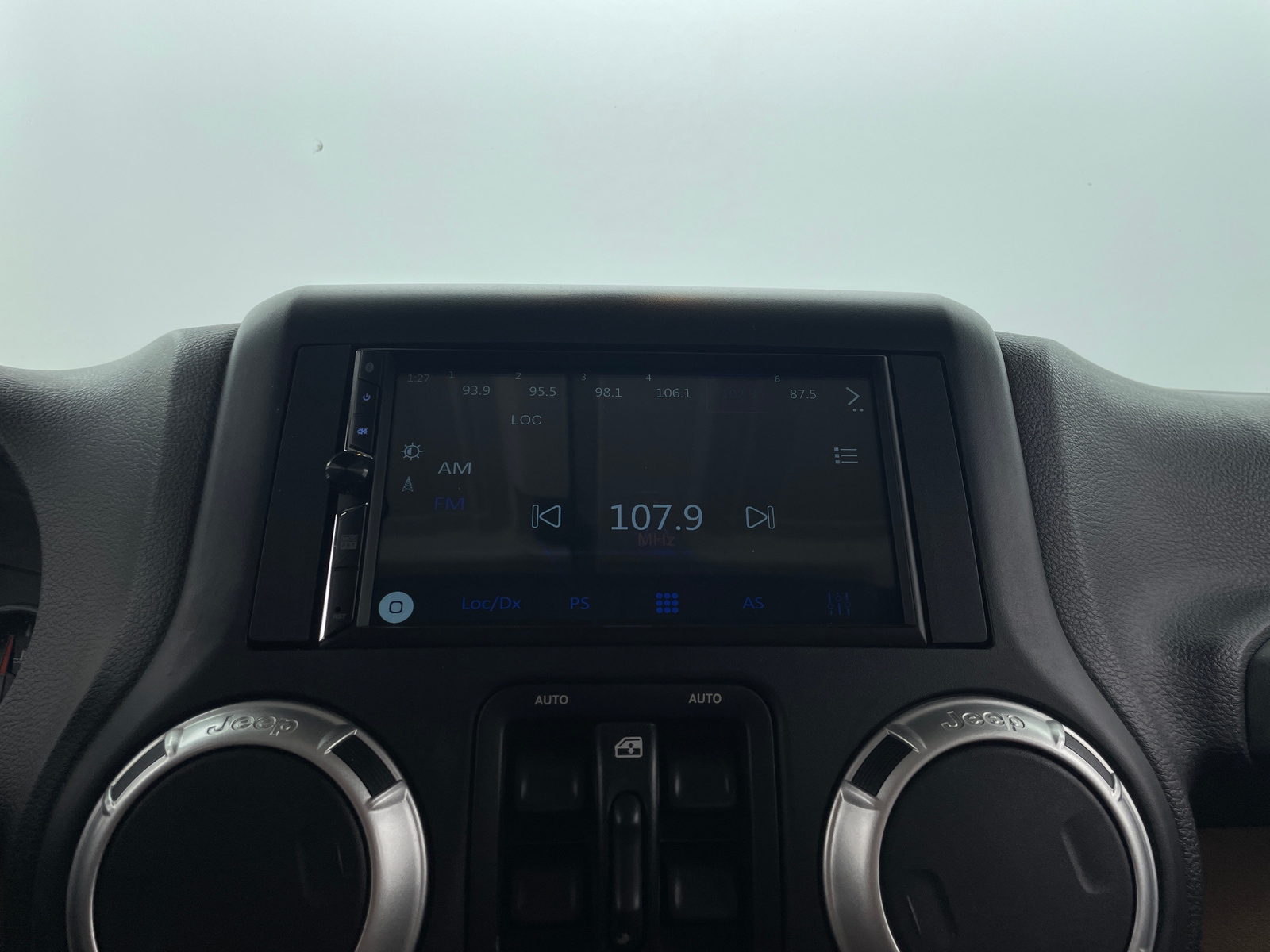 Thumbnail: 2015 Jeep Wrangler - 3