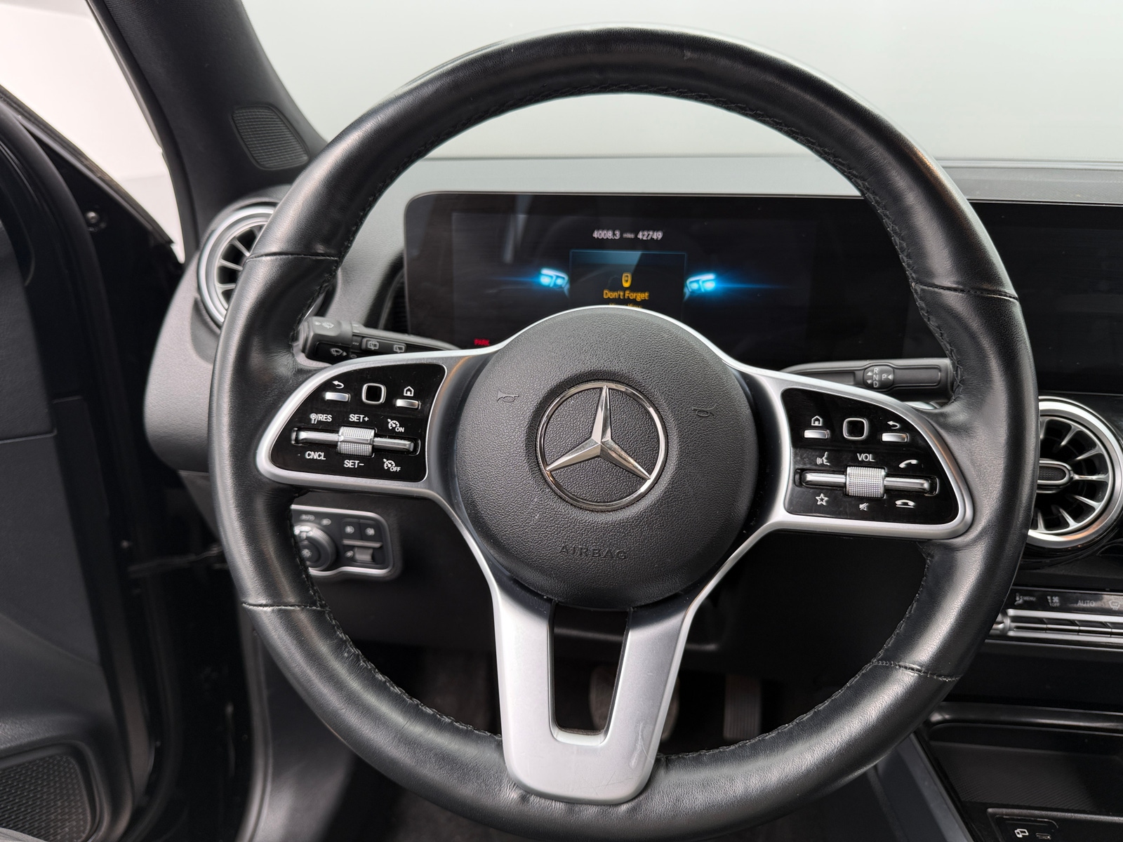 Thumbnail: 2022 Mercedes-Benz GLB - 4