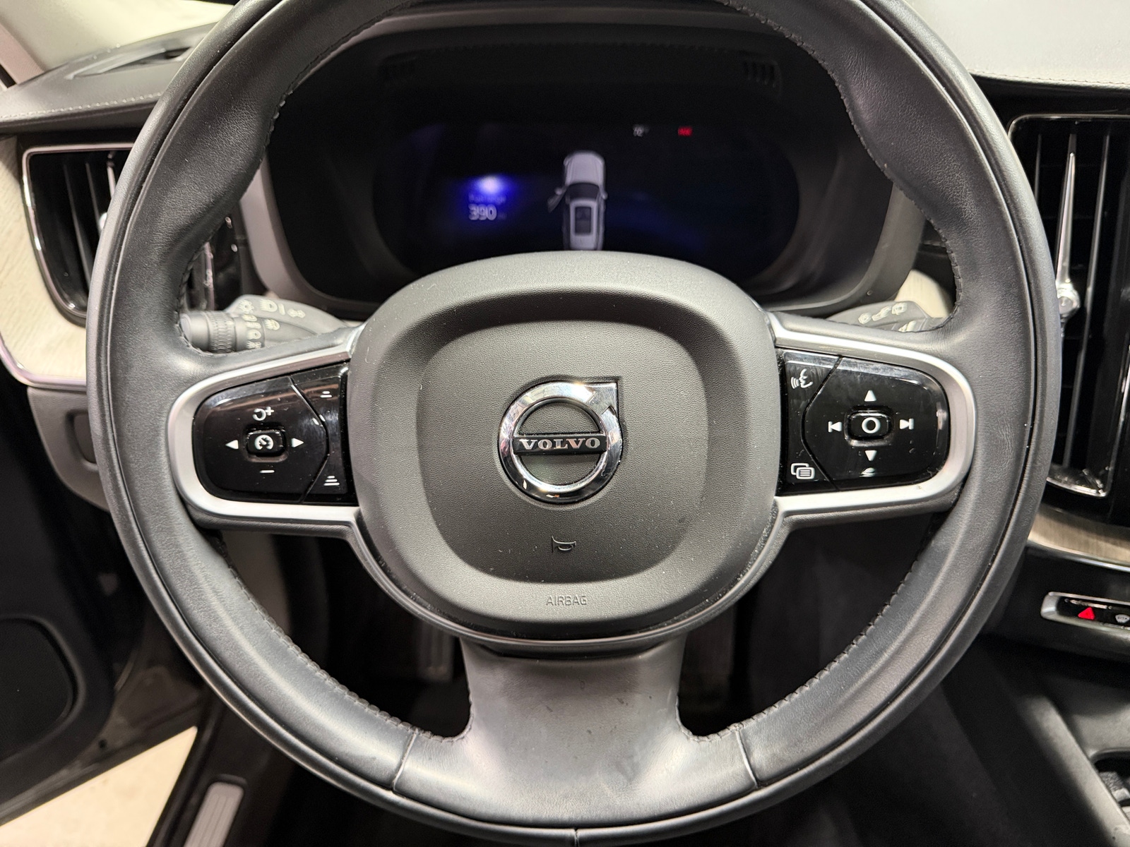 Thumbnail: 2022 Volvo XC60 - 4