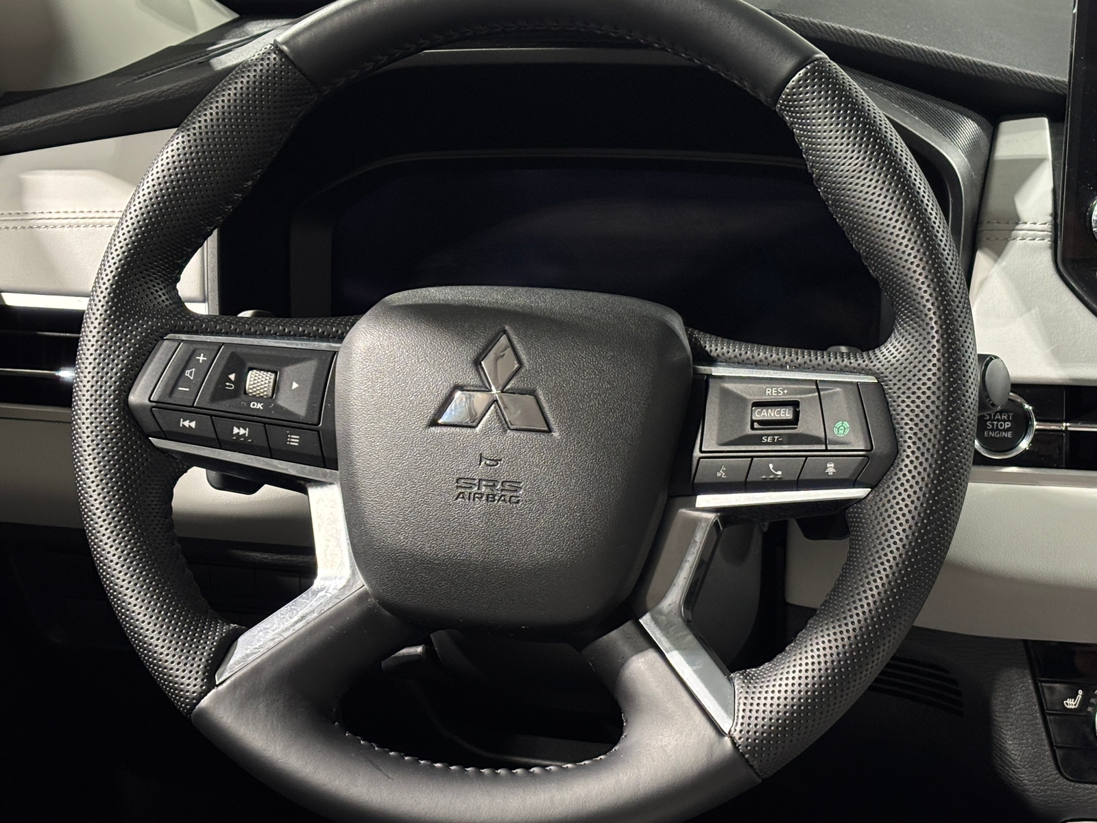 Thumbnail: 2023 Mitsubishi Outlander - 4