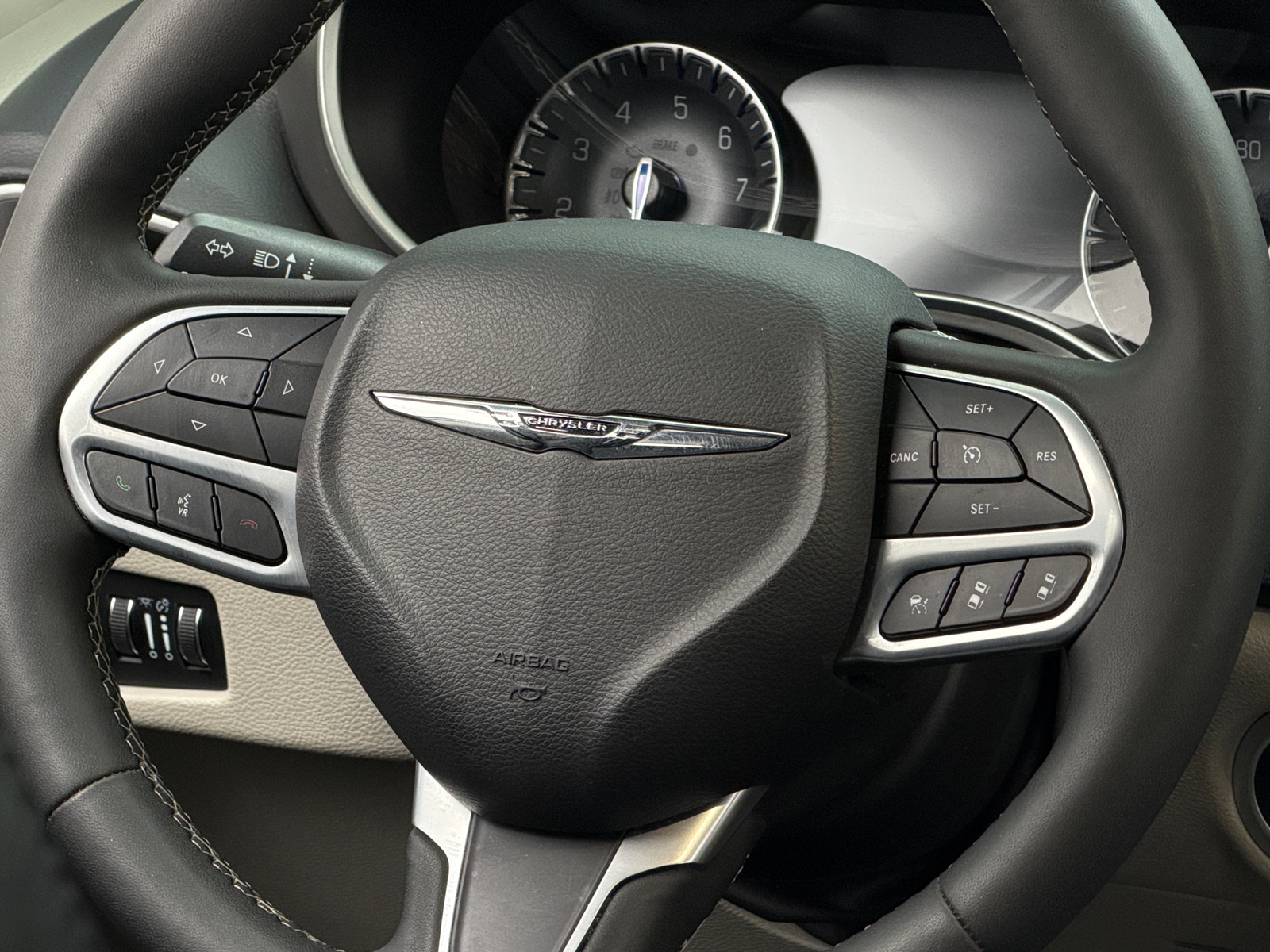 Thumbnail: 2023 Chrysler Pacifica - 4