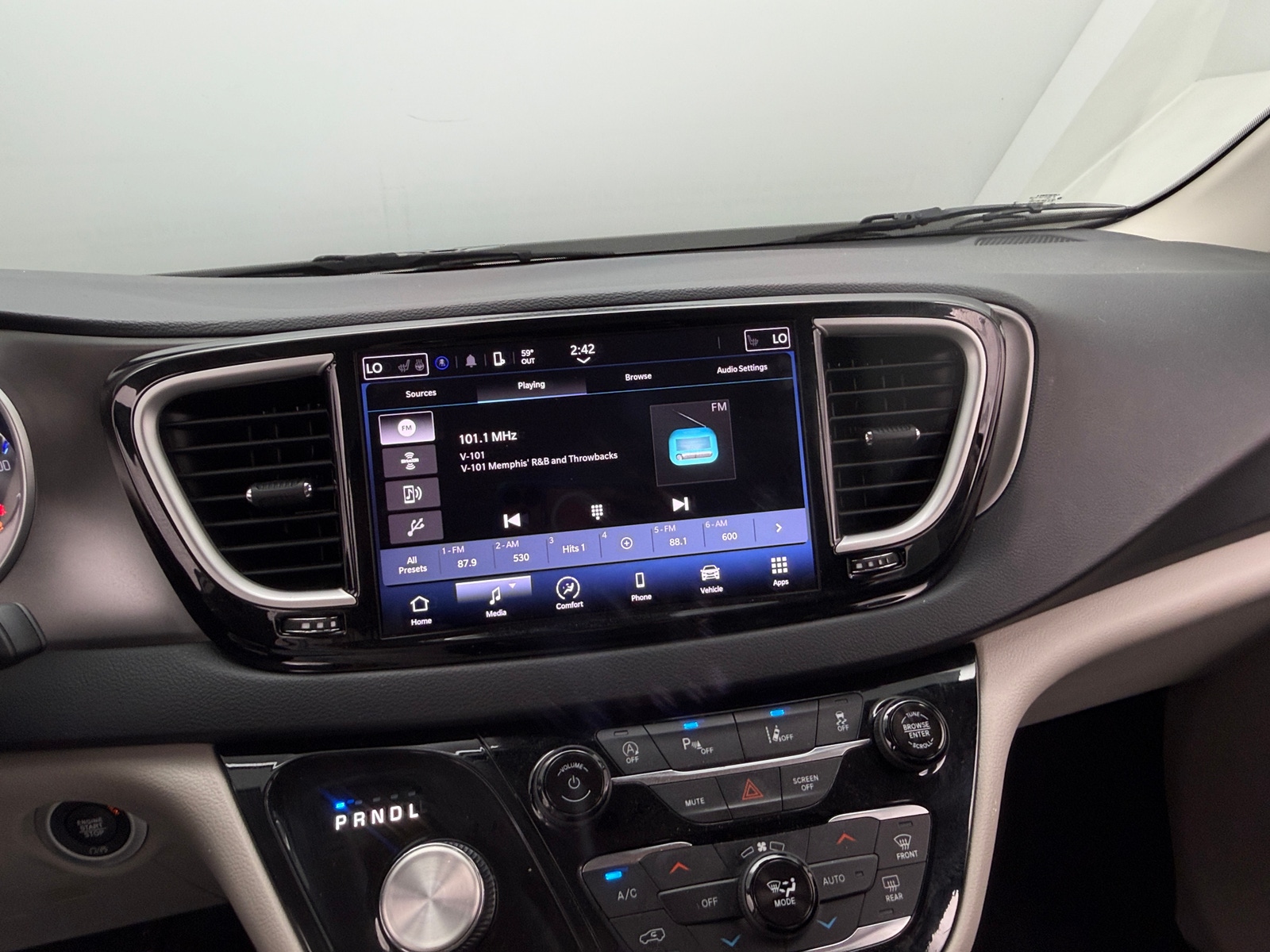 Thumbnail: 2023 Chrysler Pacifica - 3