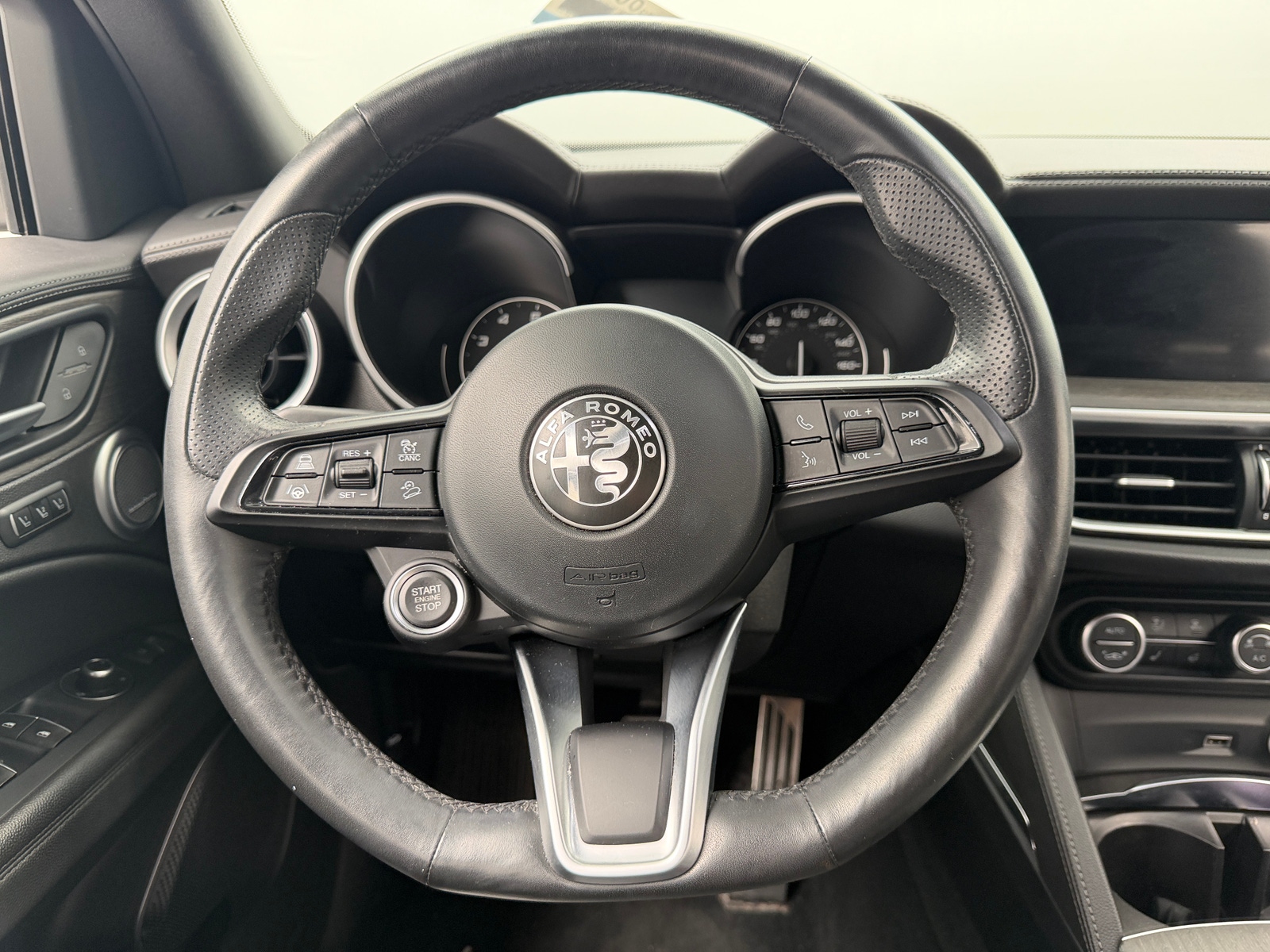 Thumbnail: 2022 Alfa Romeo Stelvio - 4