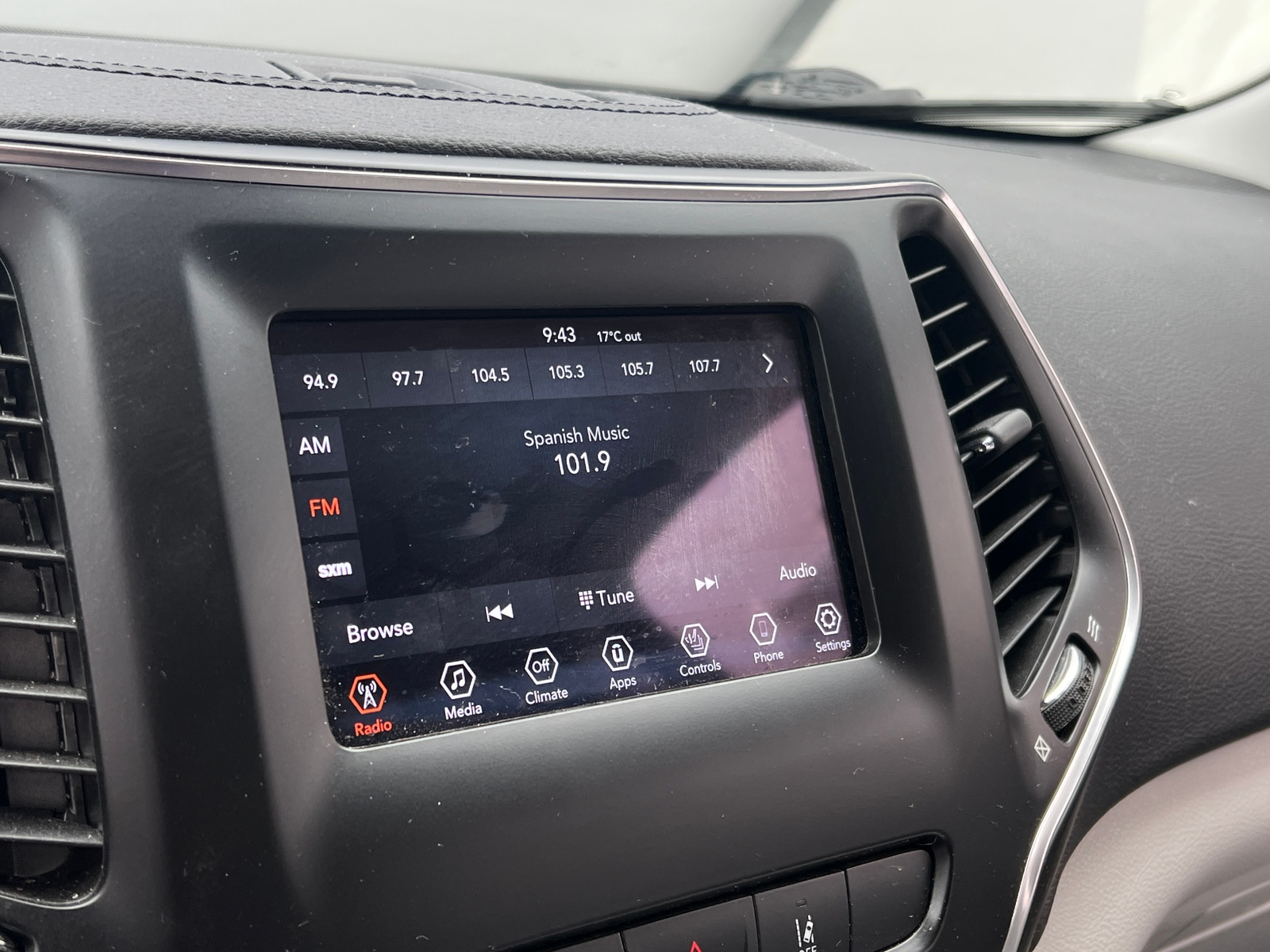 Thumbnail: 2021 Jeep Cherokee - 3